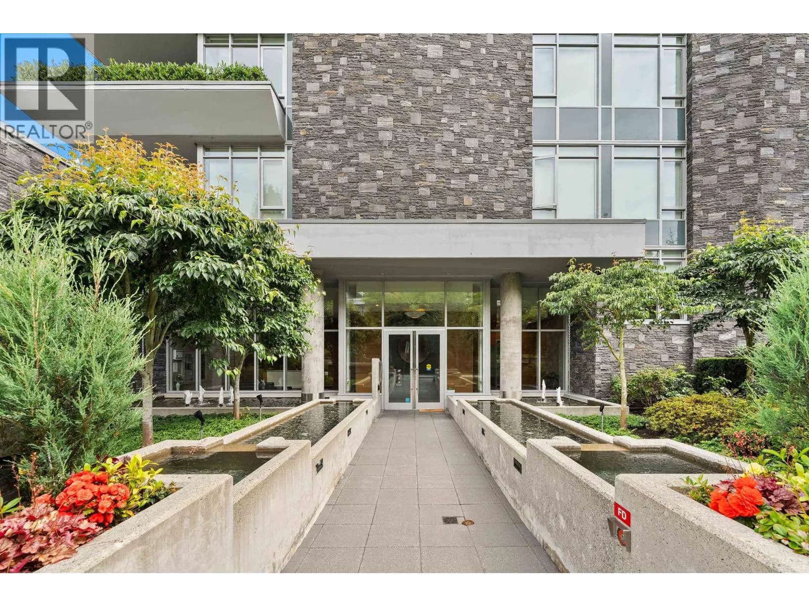 #401 888 ARTHUR ERICKSON PLACE, West Vancouver, BC photo 2