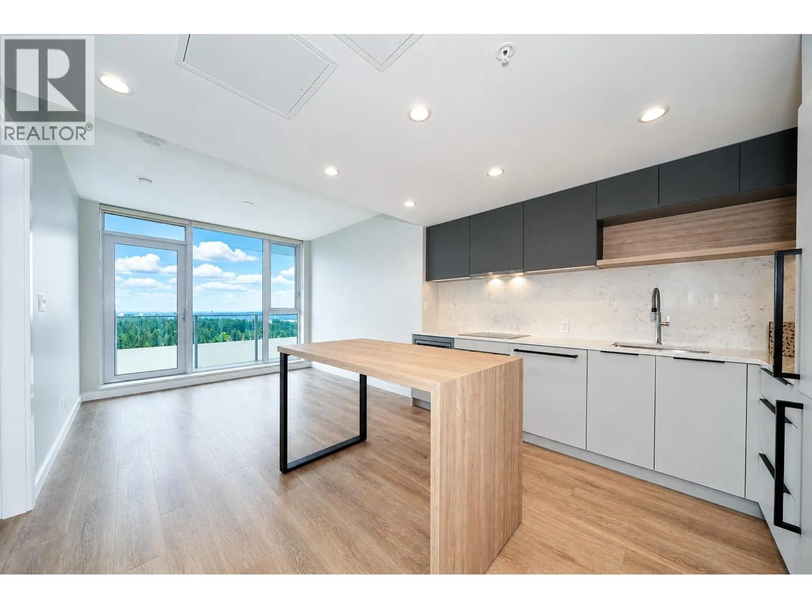 567 EMERSON STREET, Coquitlam