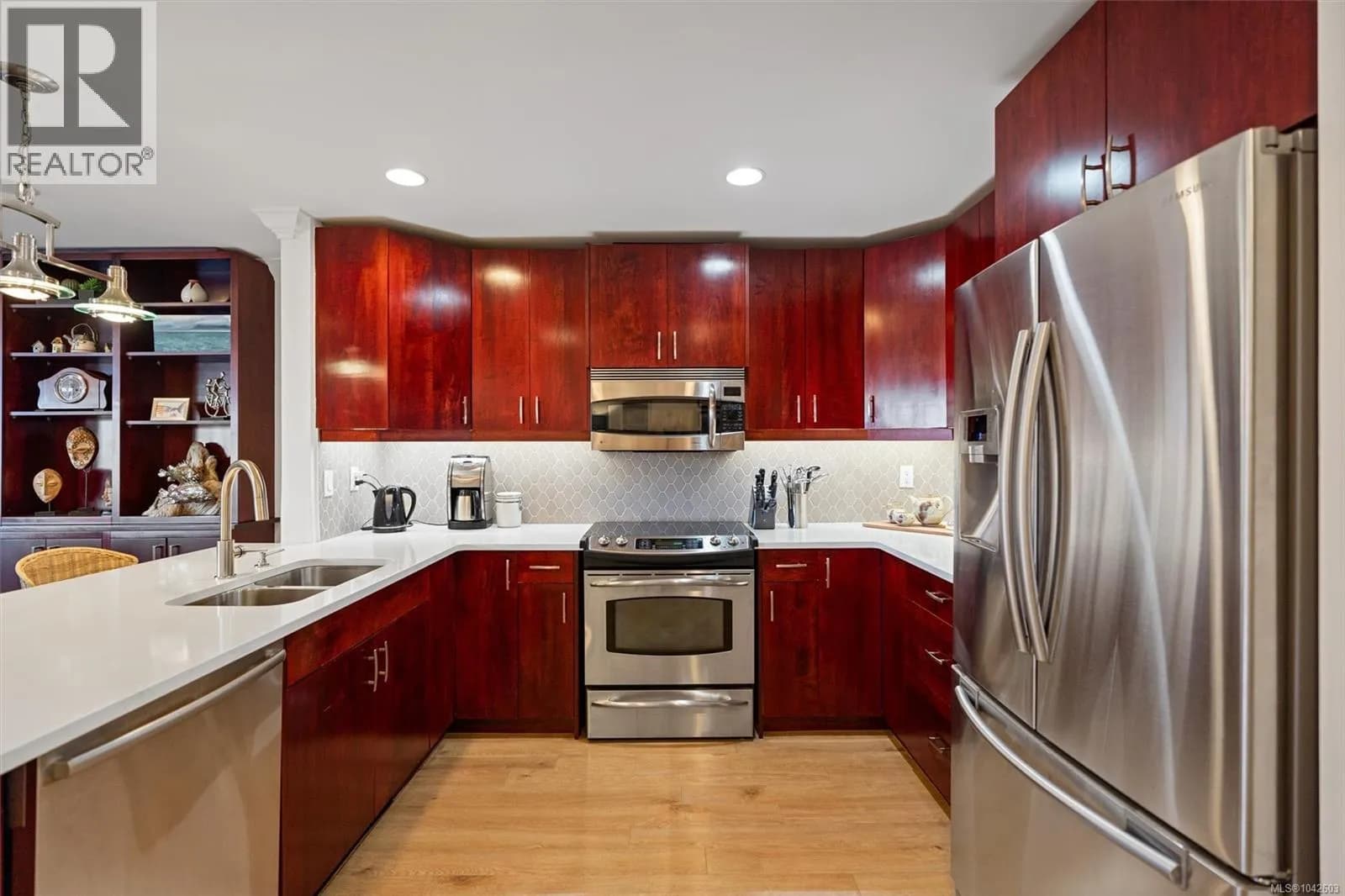 #101 640 Montreal St, Victoria, BC photo 2