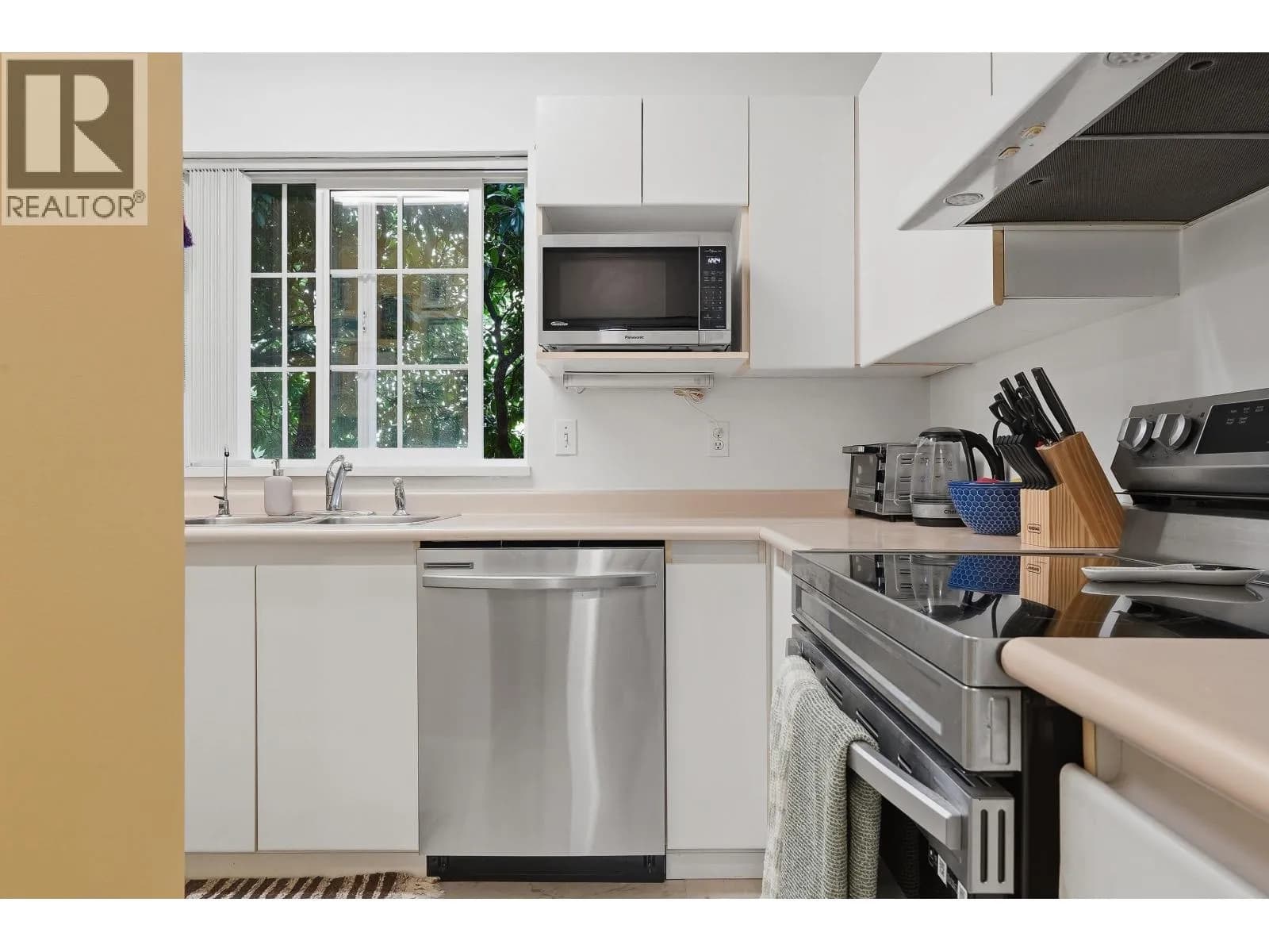#101 1189 WESTWOOD STREET, Coquitlam, BC photo 2