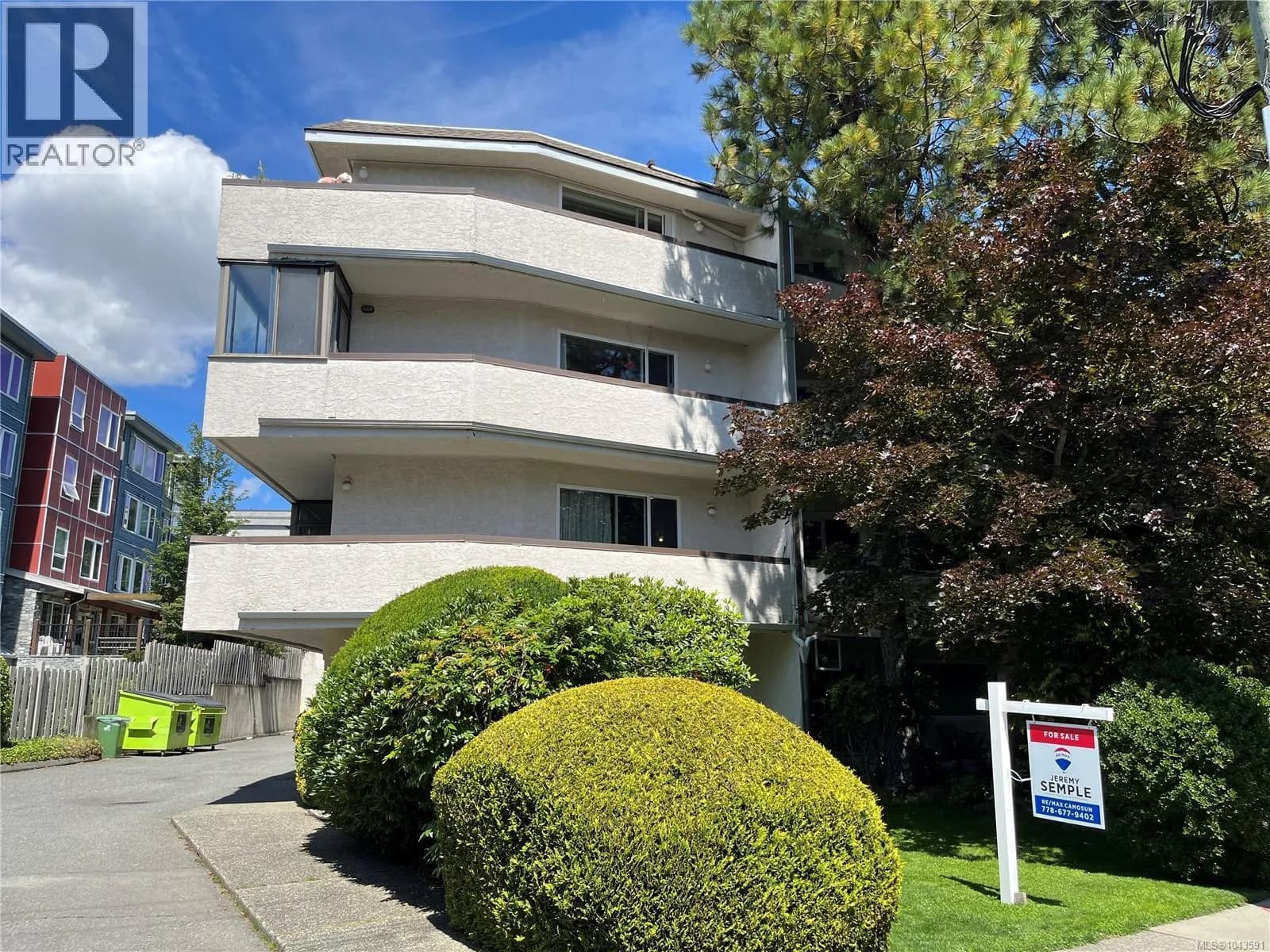 1068 Tolmie Ave, Saanich