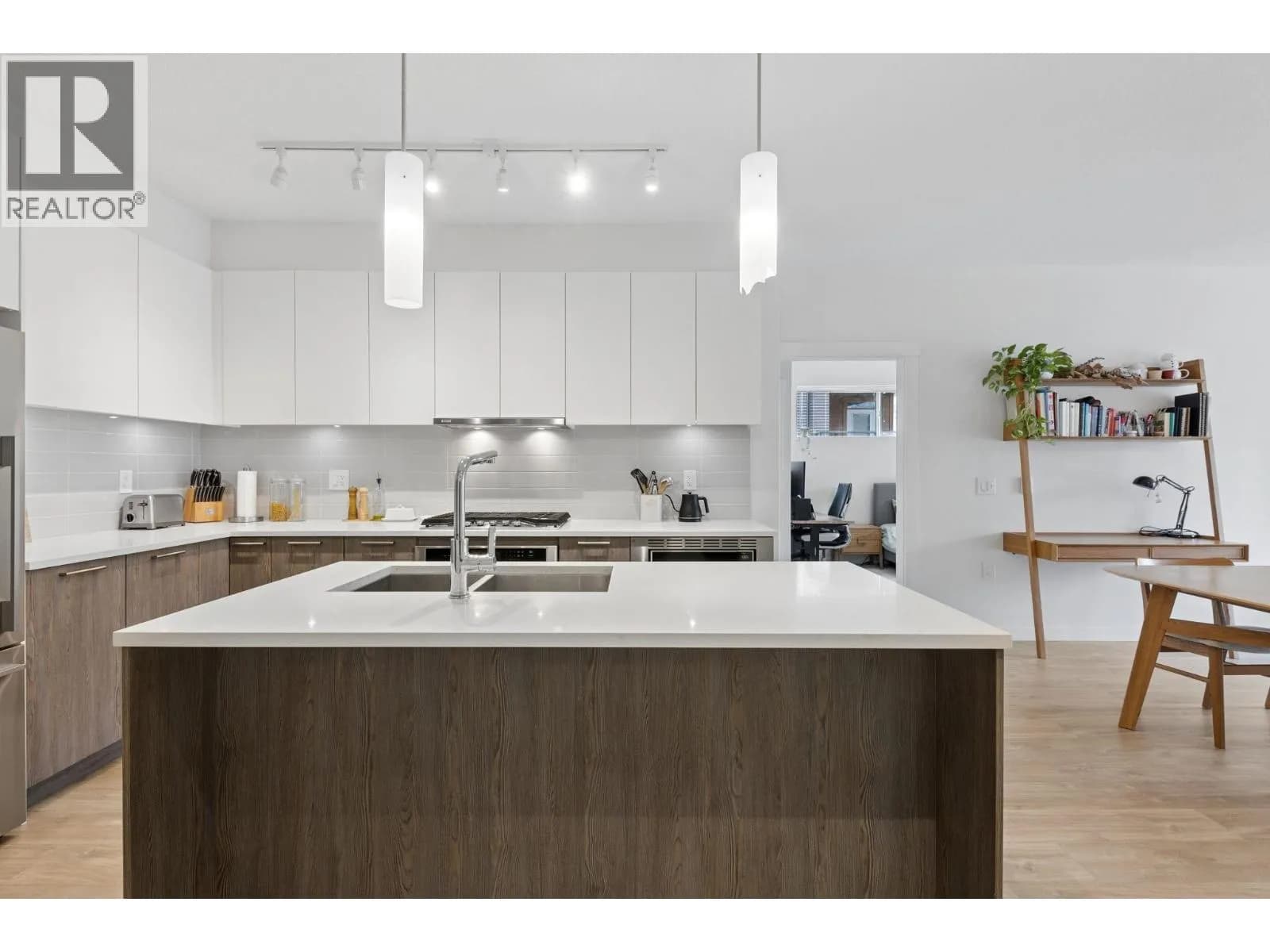 #211 625 E 3RD STREET, North Vancouver, BC photo 3