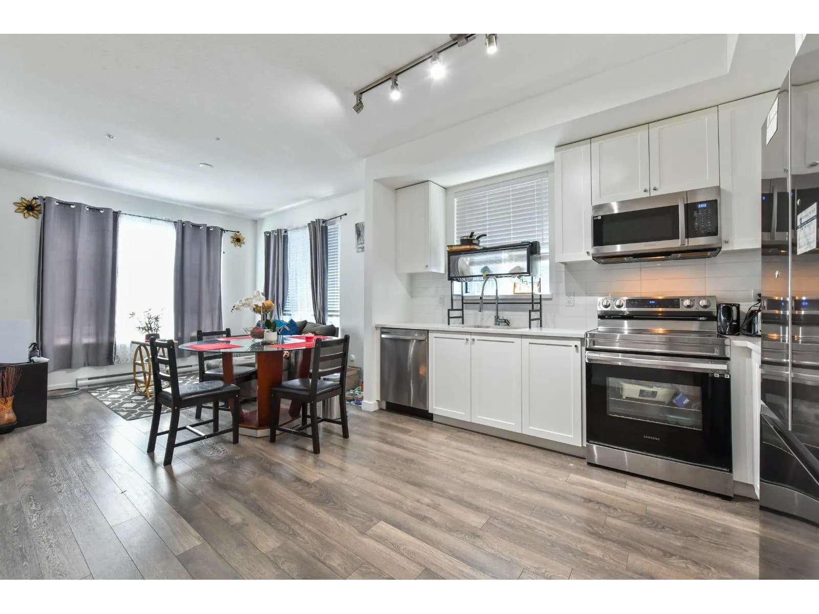 #306 15848 FRASER HIGHWAY, Surrey, BC photo 4