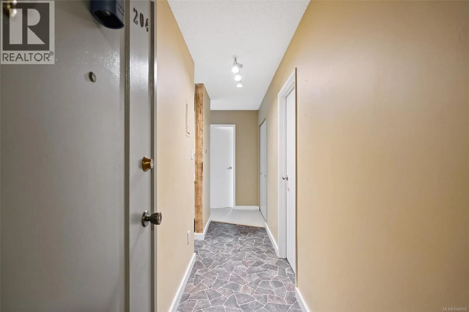 #204 1035 McClure St, Victoria, BC photo 3