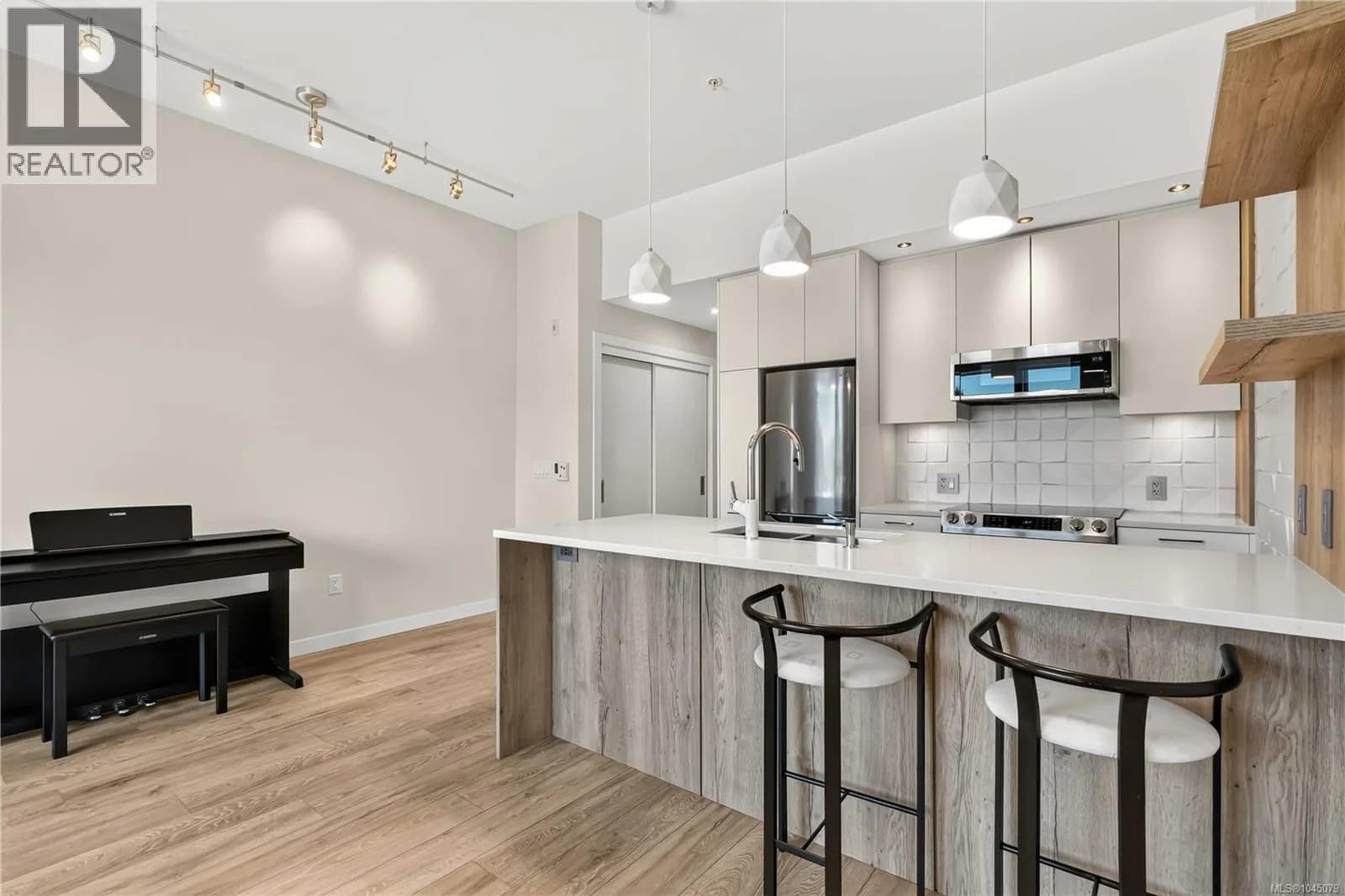 #415 1588 North Dairy Rd, Saanich, BC photo 2