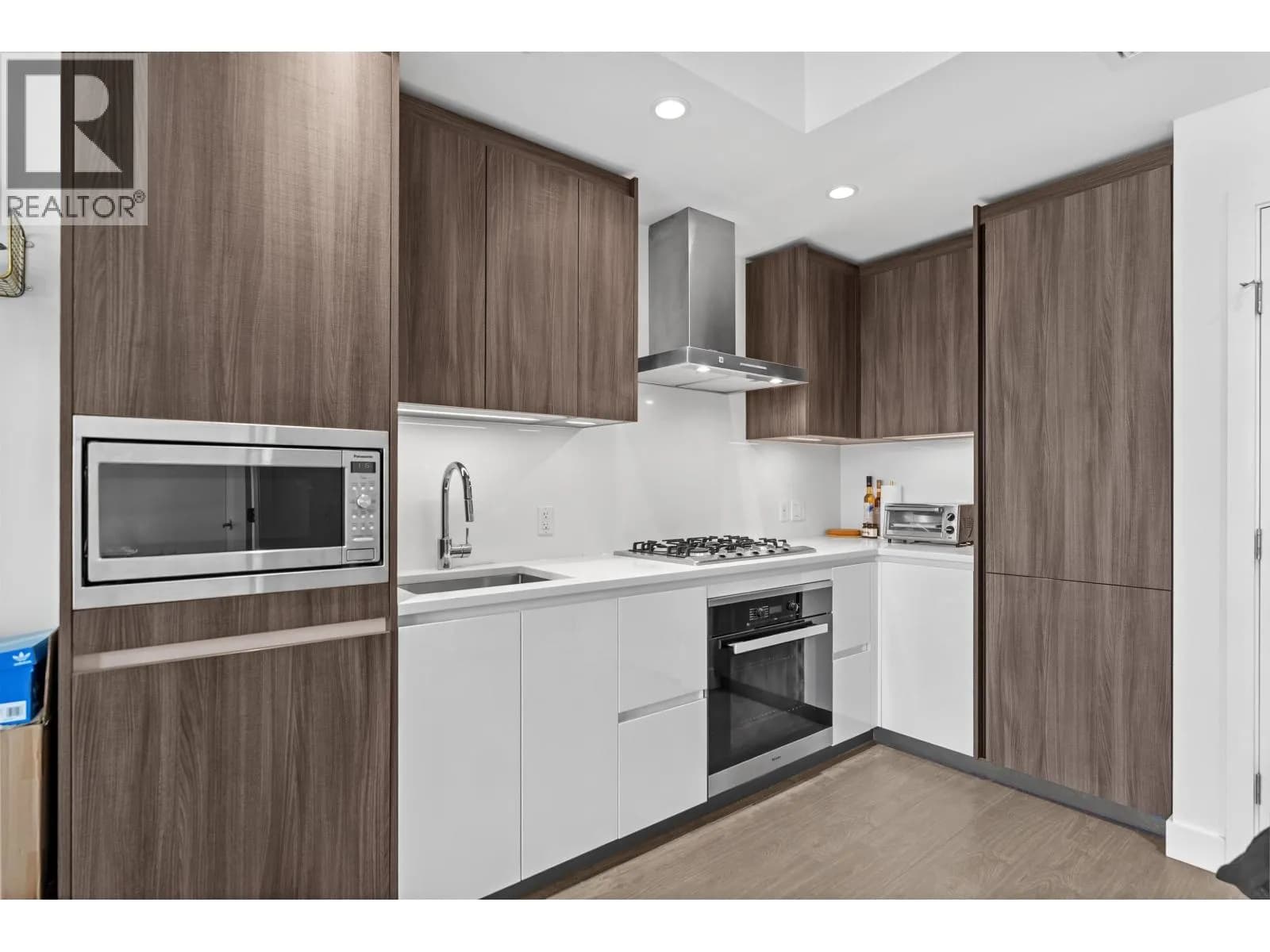 #904 6328 NO. 3 ROAD, Richmond, BC photo 4