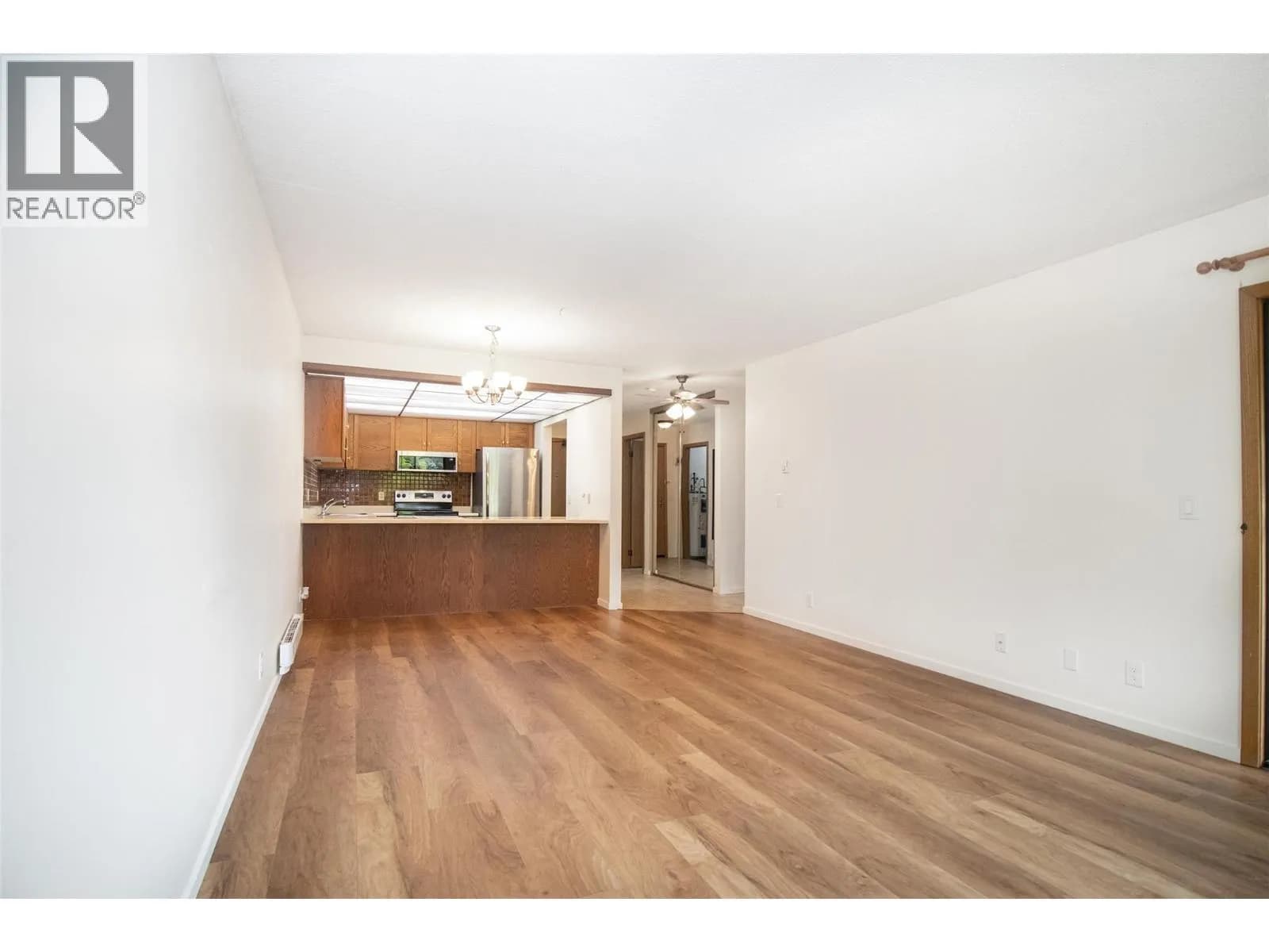 #303 1075 Bernard Avenue, Kelowna, BC photo 4