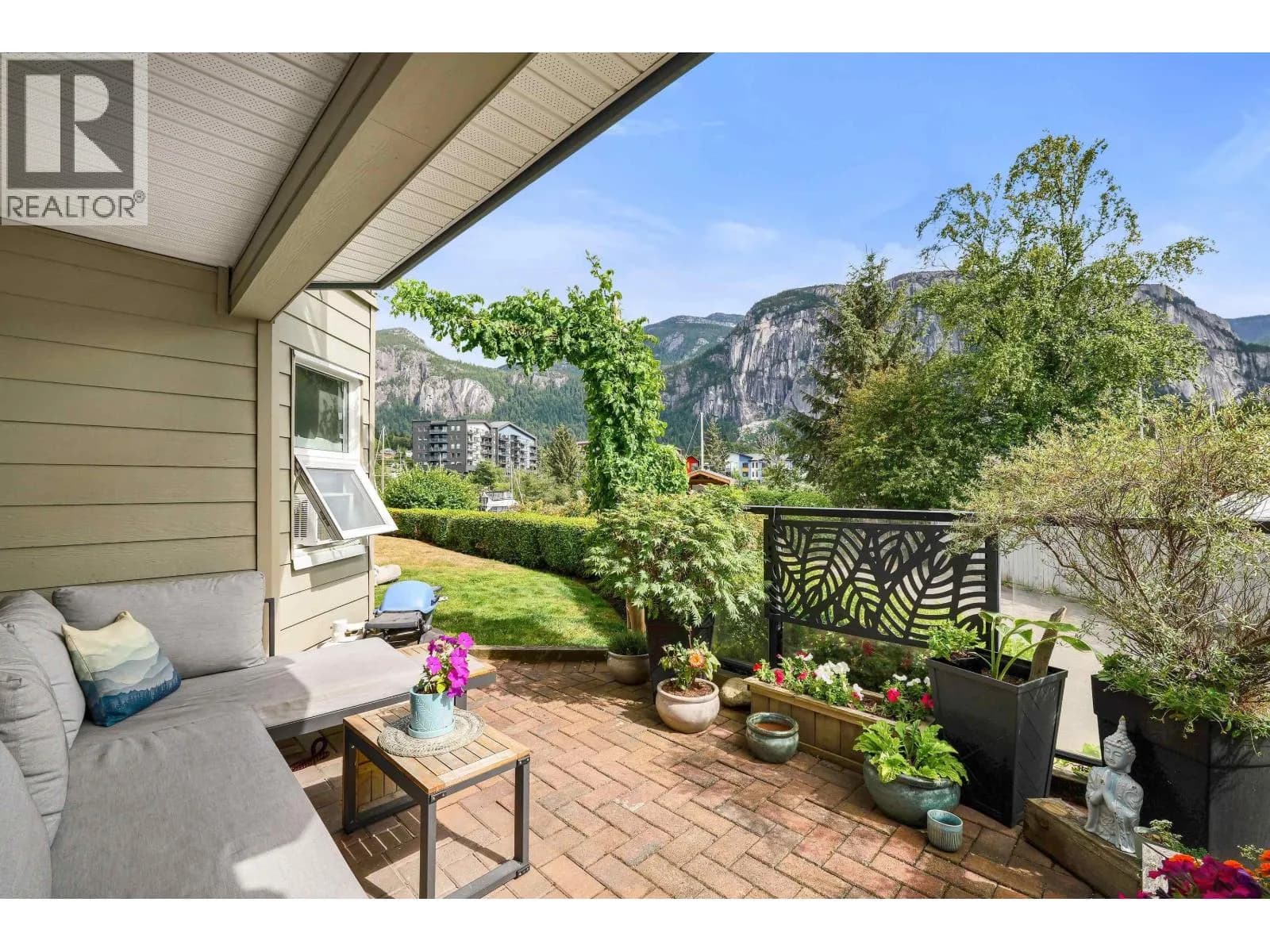1468 PEMBERTON AVENUE, Squamish