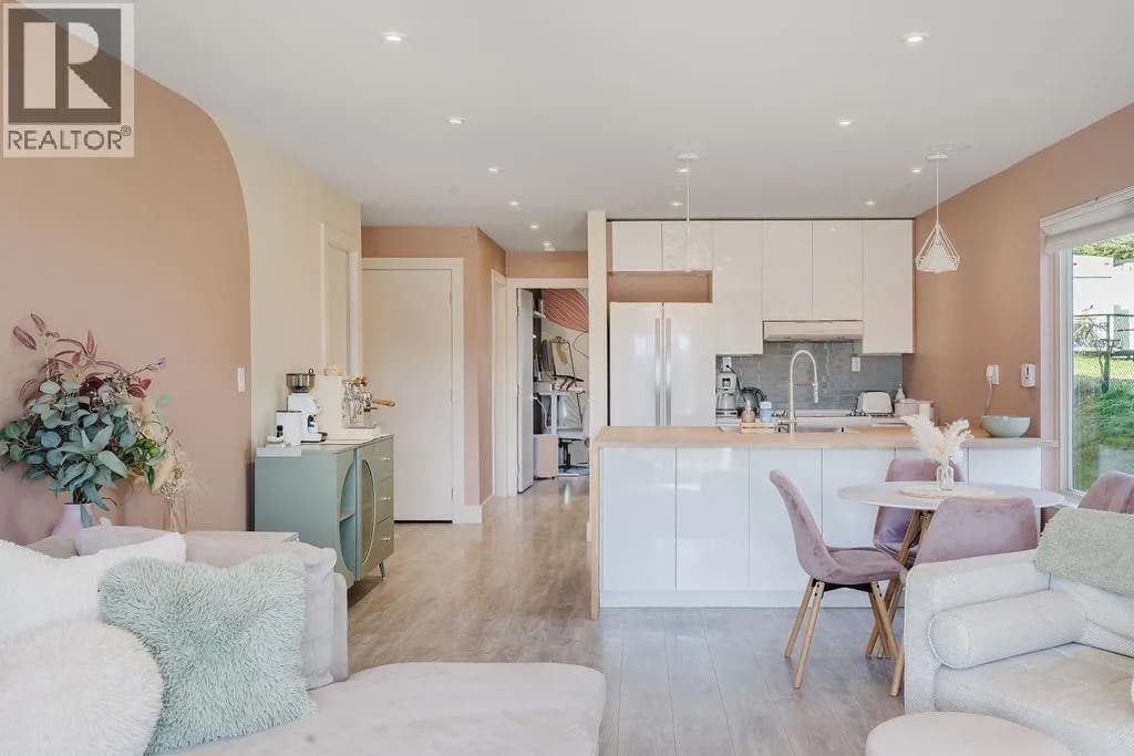 622 FARNHAM ROAD, Gibsons