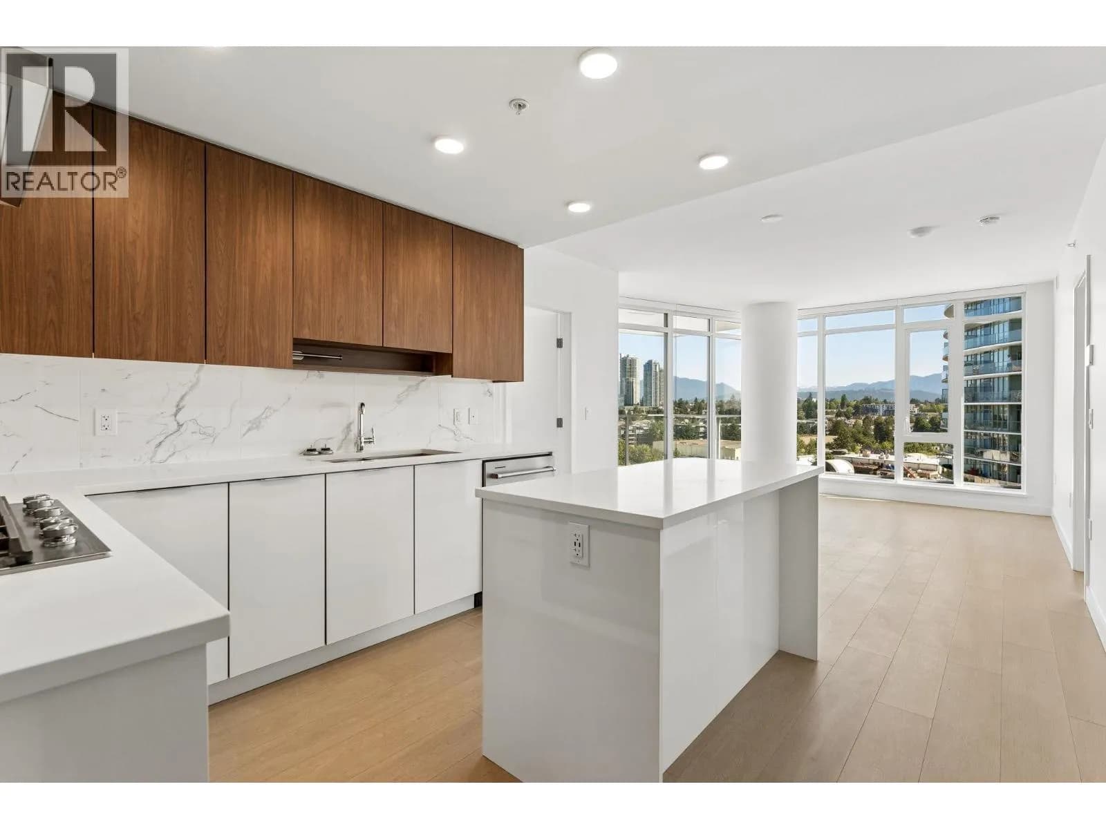 #903 7683 PARK CRESCENT, Burnaby, BC photo 2