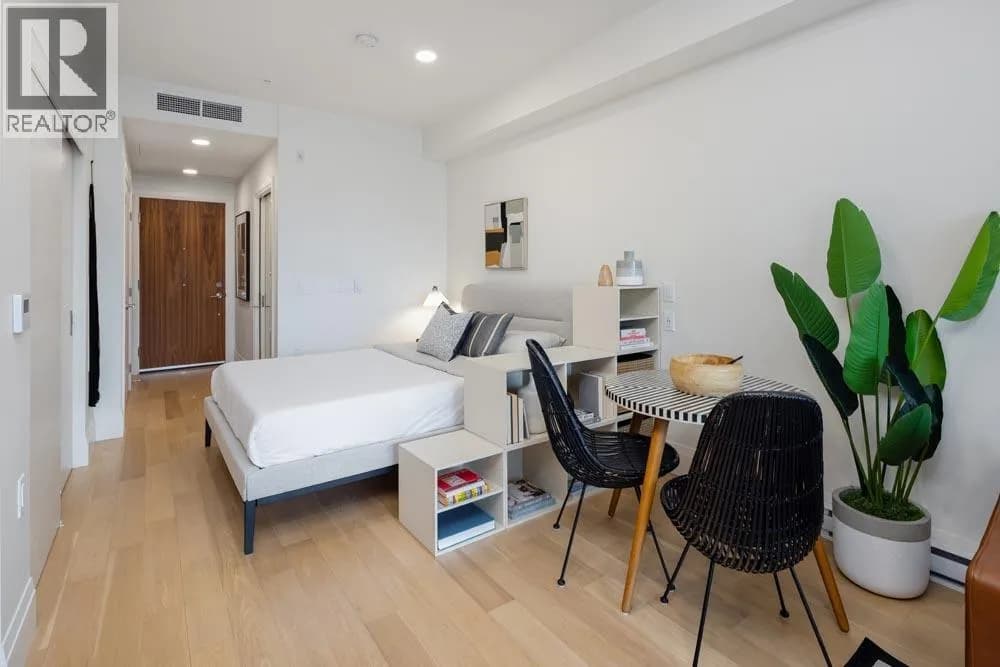 #410 2550 GARDEN DRIVE, Vancouver, BC photo 3