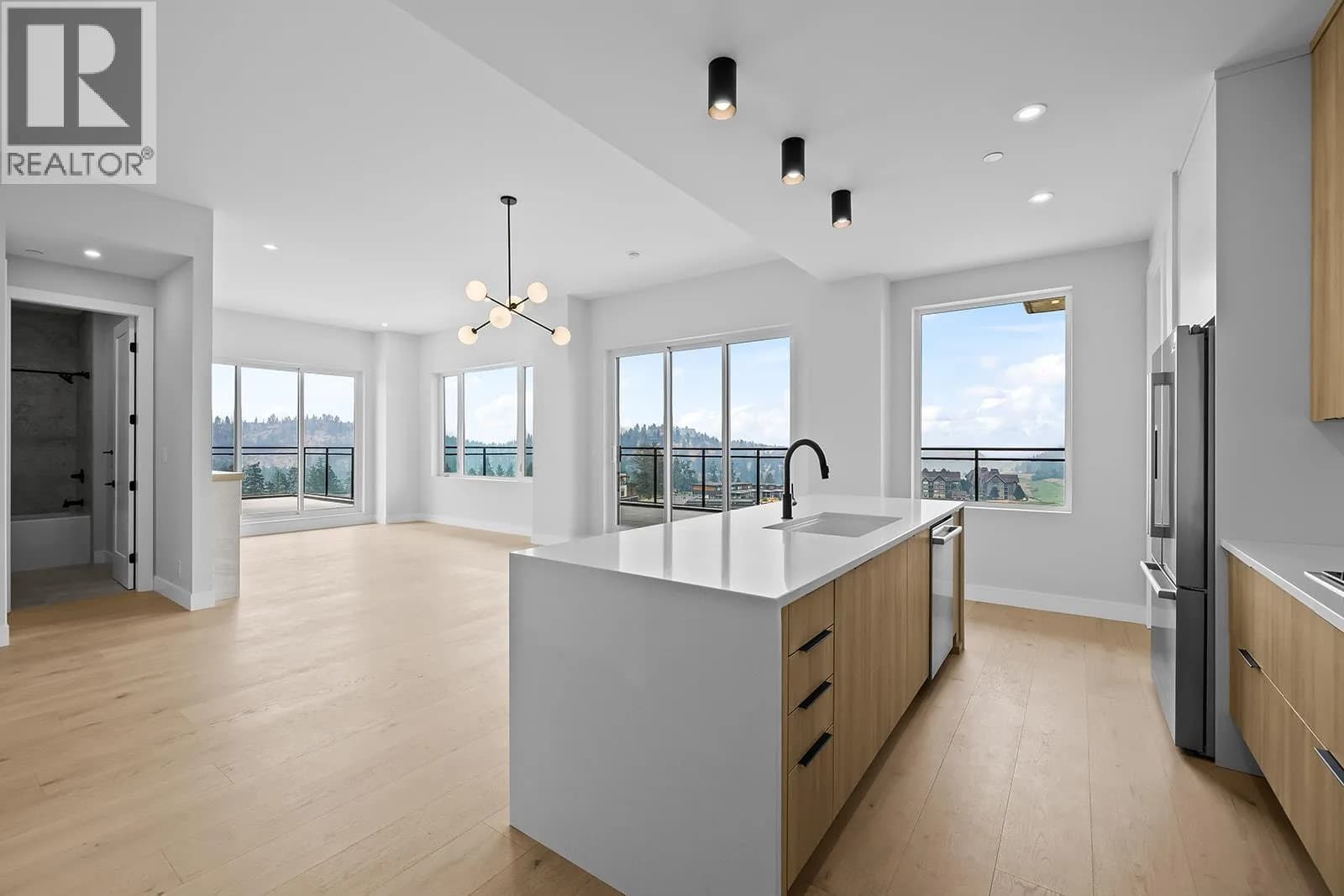 #602 75 Predator Ridge Drive, Vernon, BC photo 2
