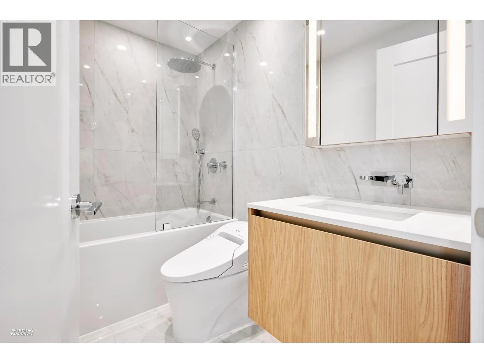 #807 135 E 13TH STREET, Vancouver, BC photo 3