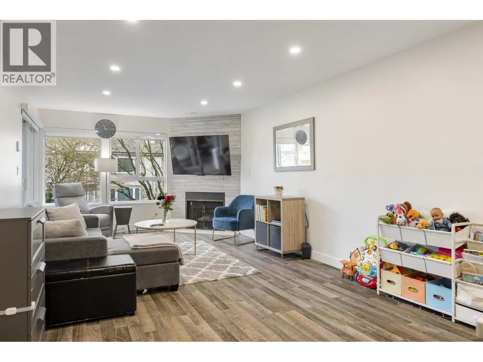 #205 7465 SANDBORNE AVENUE, Burnaby, BC photo 2