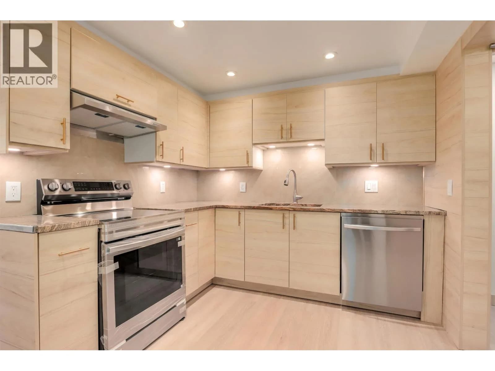 #701 738 BROUGHTON STREET, Vancouver, BC photo 4