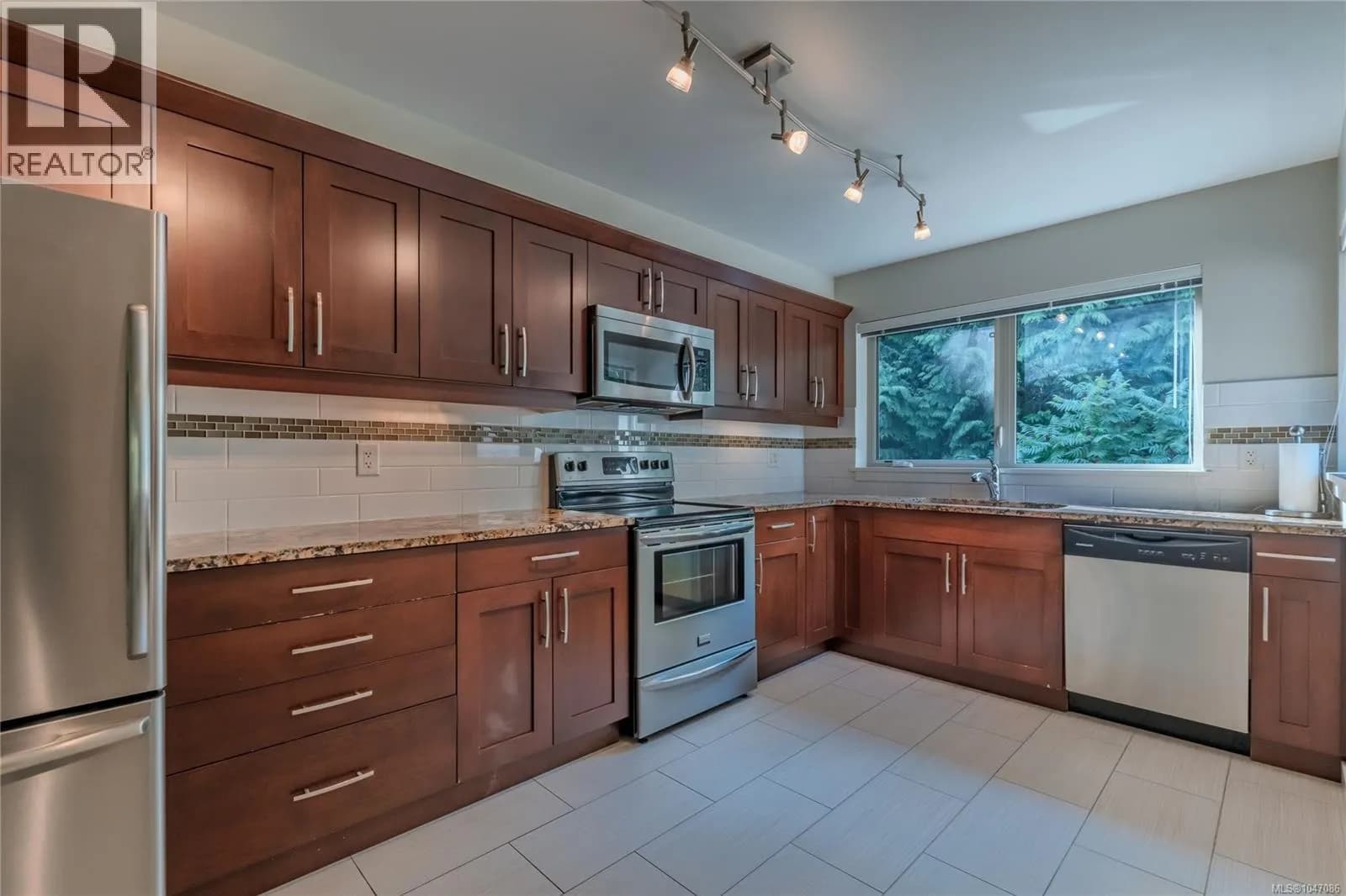 #404 5670 Edgewater Lane, Nanaimo, BC photo 3