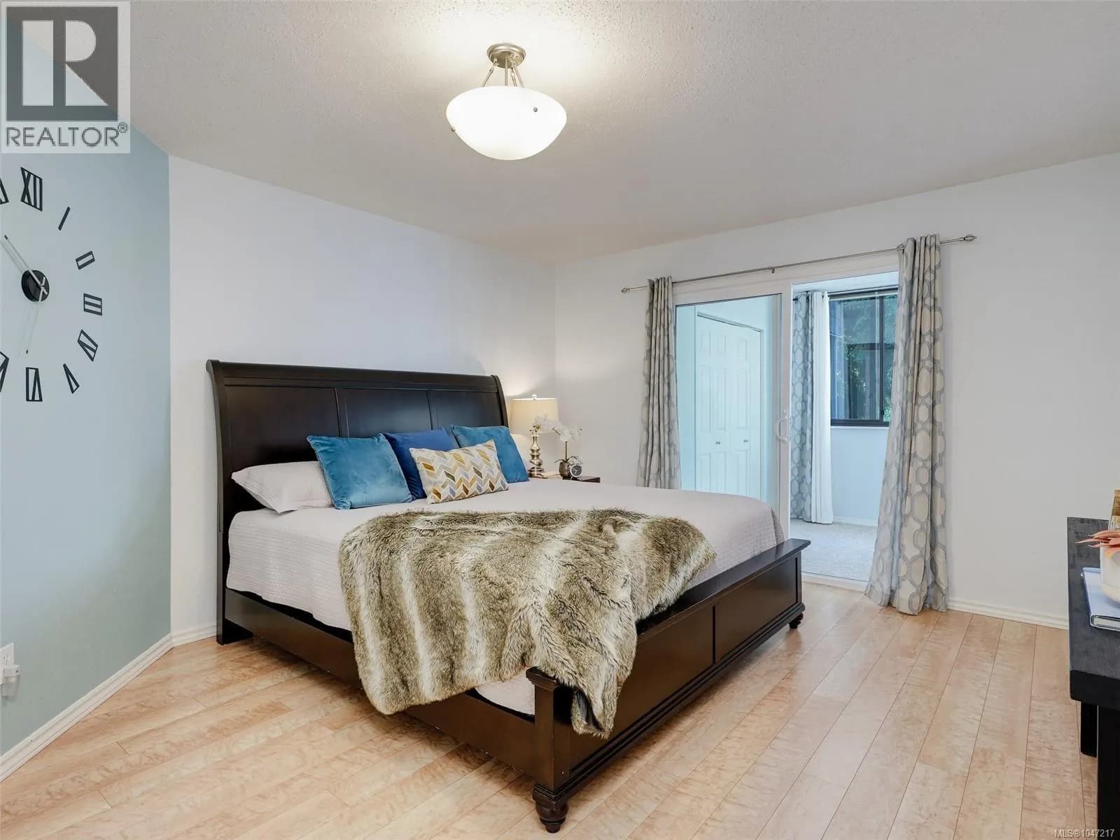 #203 1120 Fairfield Rd, Victoria, BC photo 4