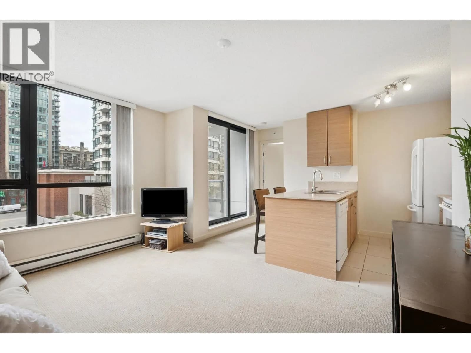#502 977 MAINLAND STREET, Vancouver, BC photo 3