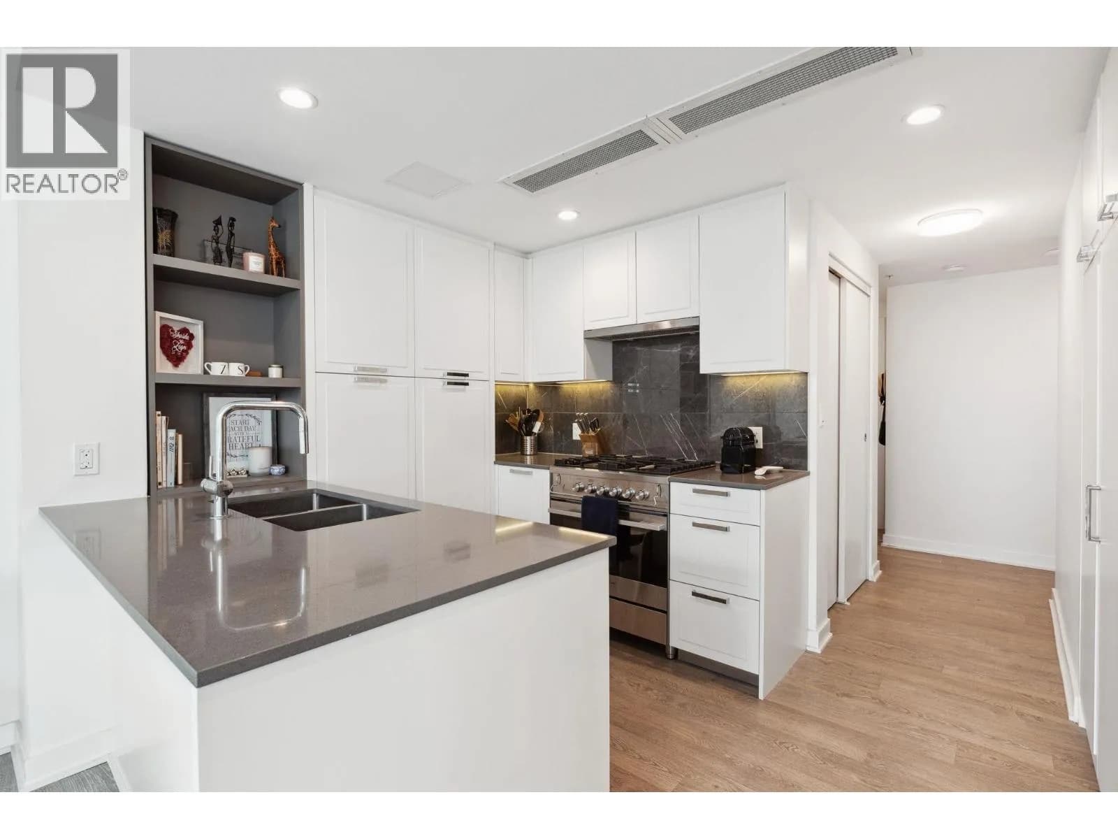 #403 1471 HUNTER STREET, North Vancouver, BC photo 2