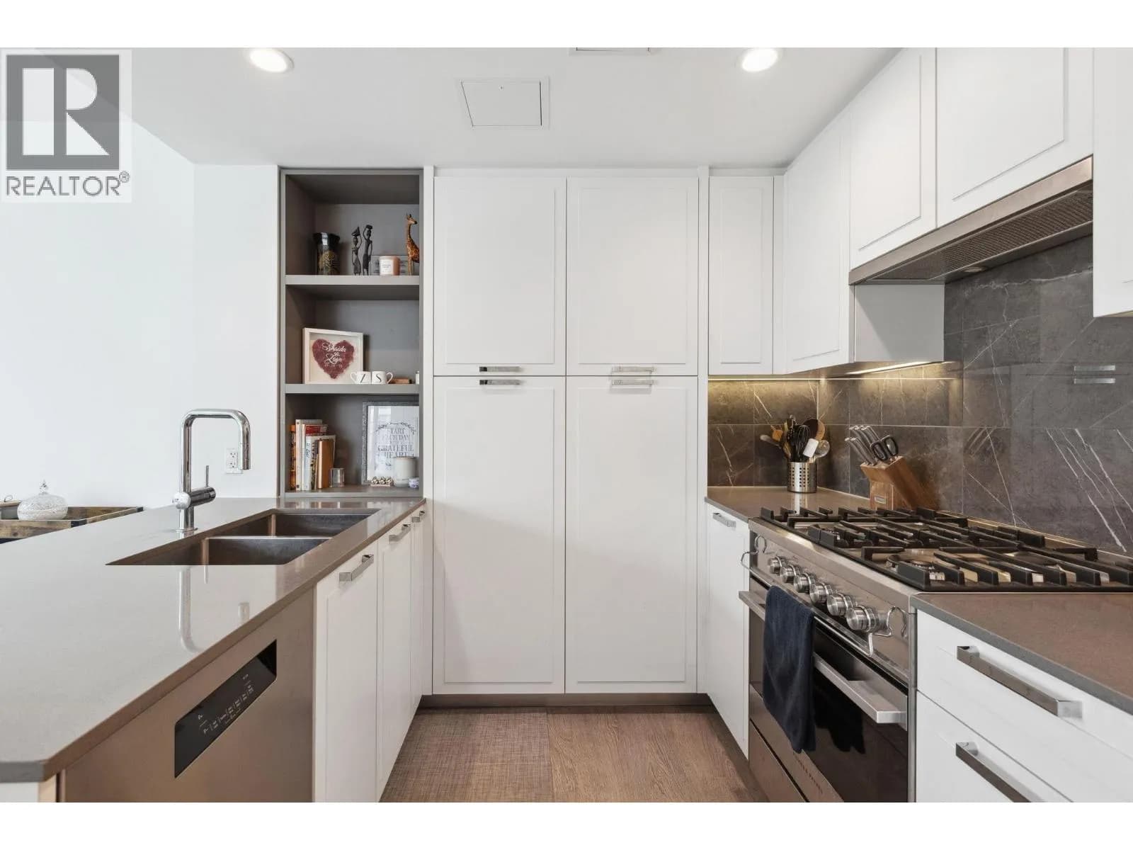 #403 1471 HUNTER STREET, North Vancouver, BC photo 3