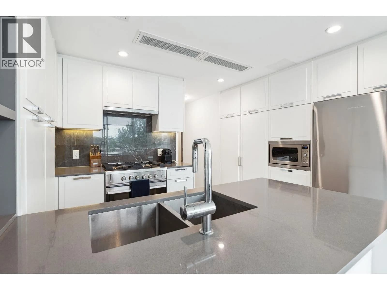 #403 1471 HUNTER STREET, North Vancouver, BC photo 4