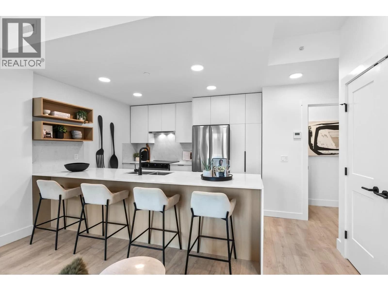 #102 620 Coronation Avenue, Kelowna, BC photo 2
