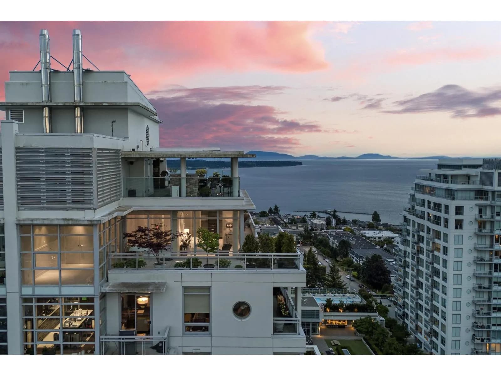 1473 JOHNSTON ROAD, White Rock