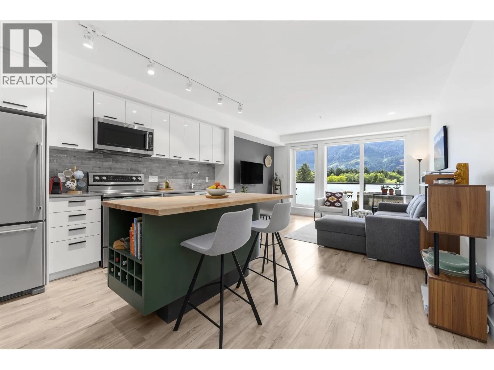 #509 38013 THIRD AVENUE, Squamish, BC photo 2