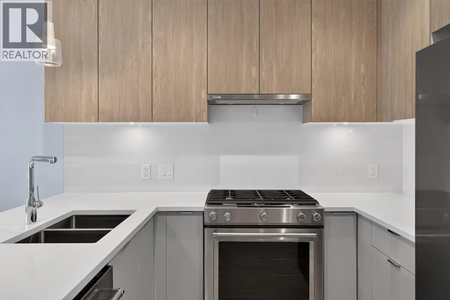 #210 108 E 8TH STREET, North Vancouver, BC photo 4