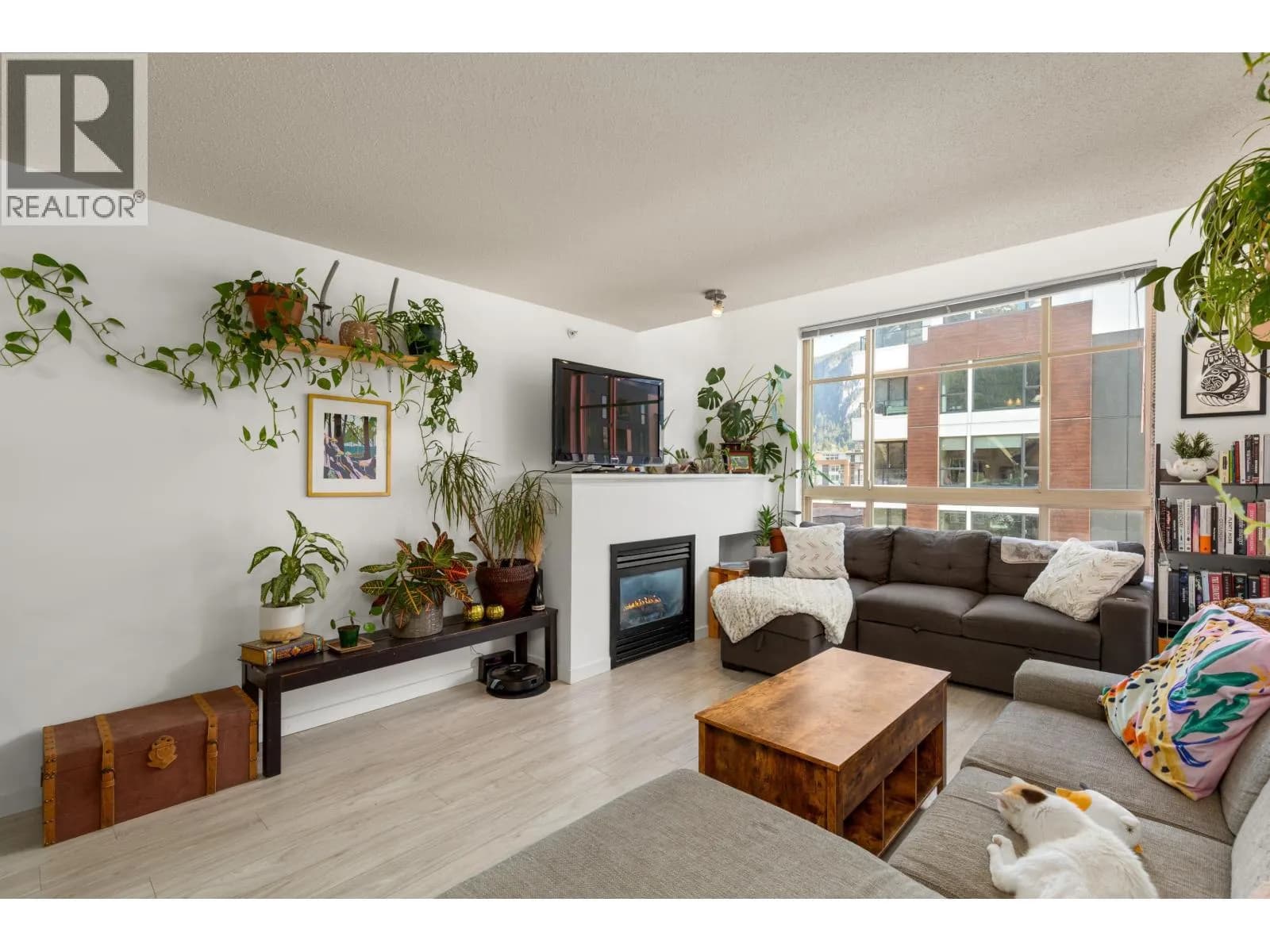 38003 SECOND AVENUE, Squamish