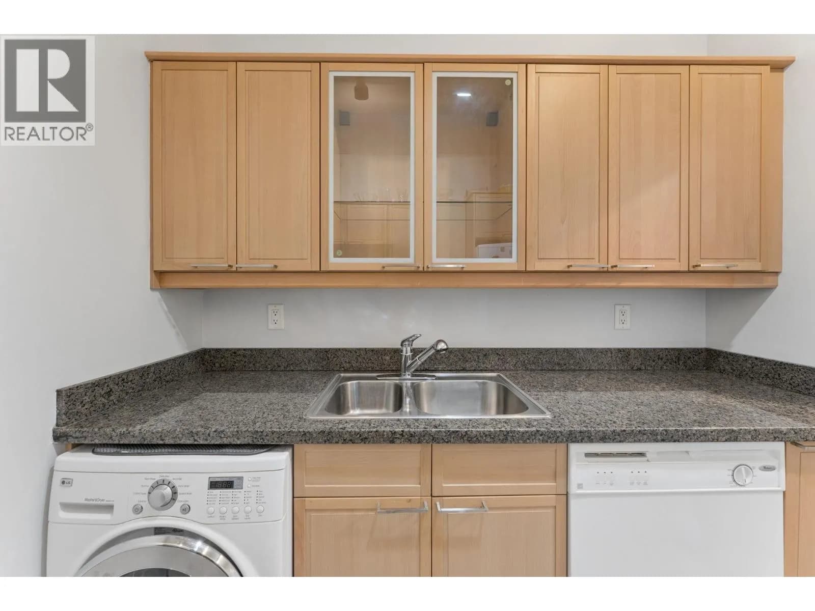 #304 827 W 16TH STREET, North Vancouver, BC photo 2