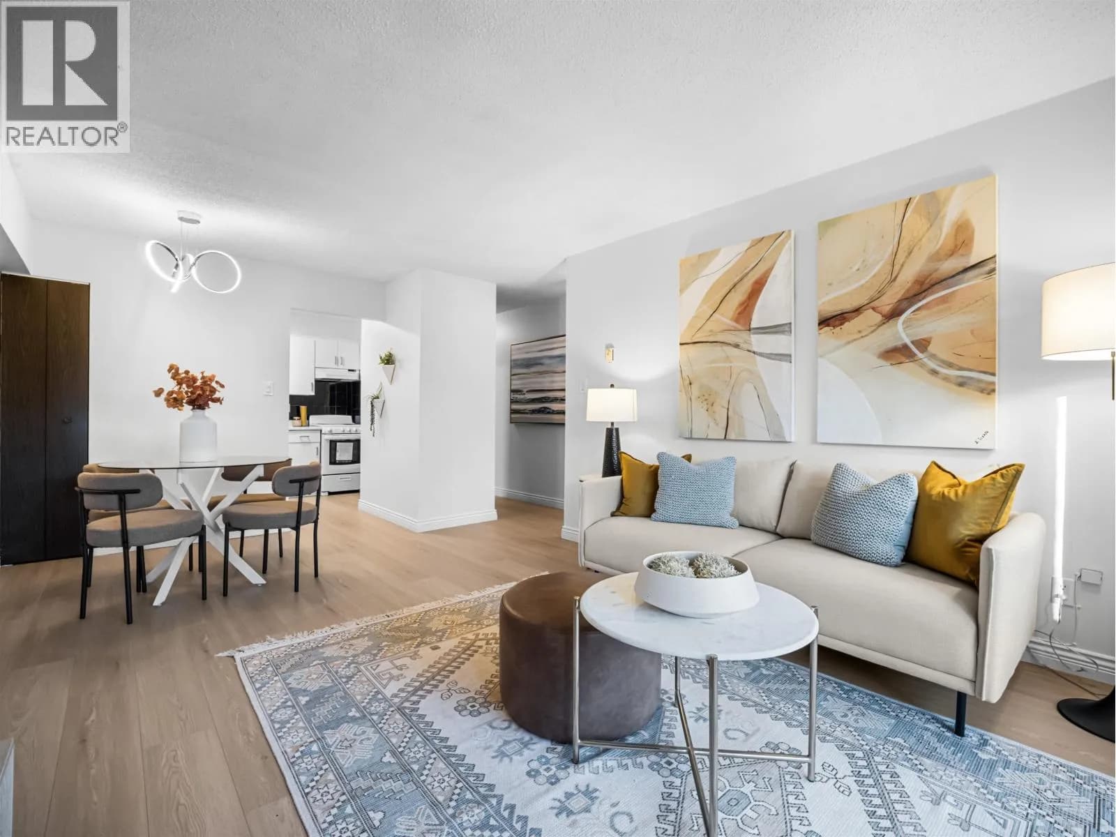 975 E BROADWAY, Vancouver