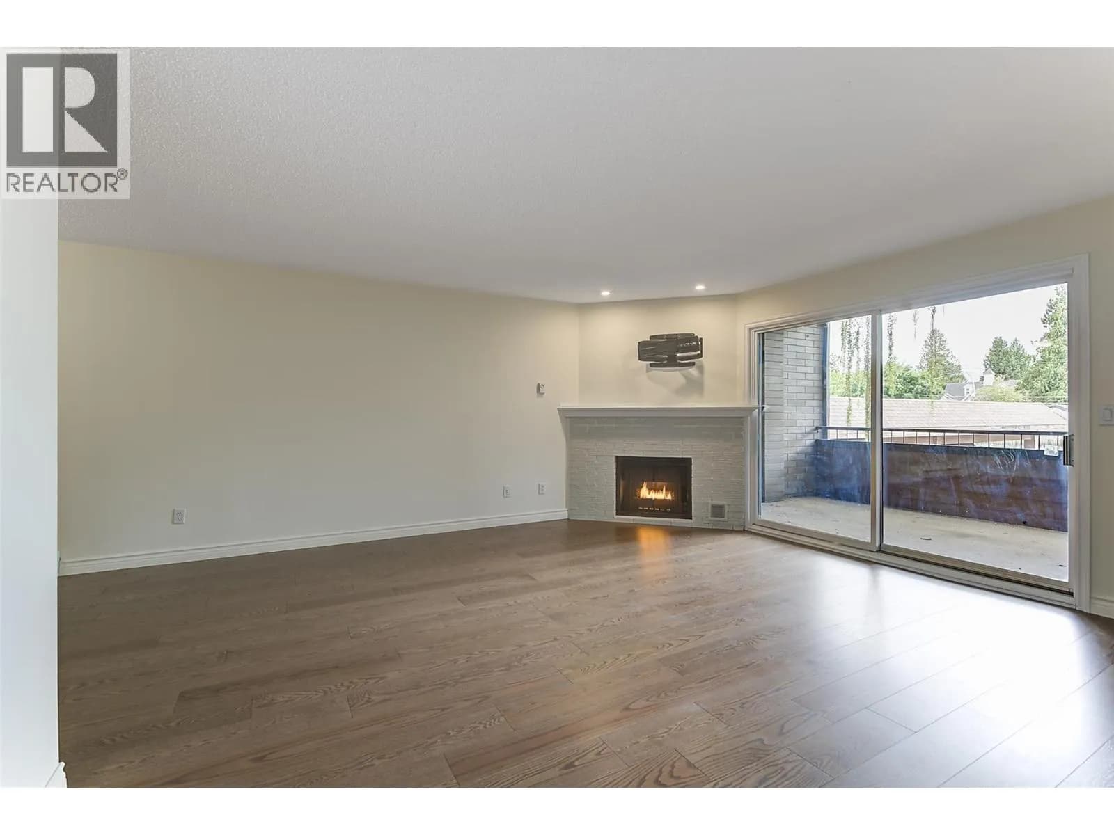 #206 983 Bernard Avenue, Kelowna, BC photo 2