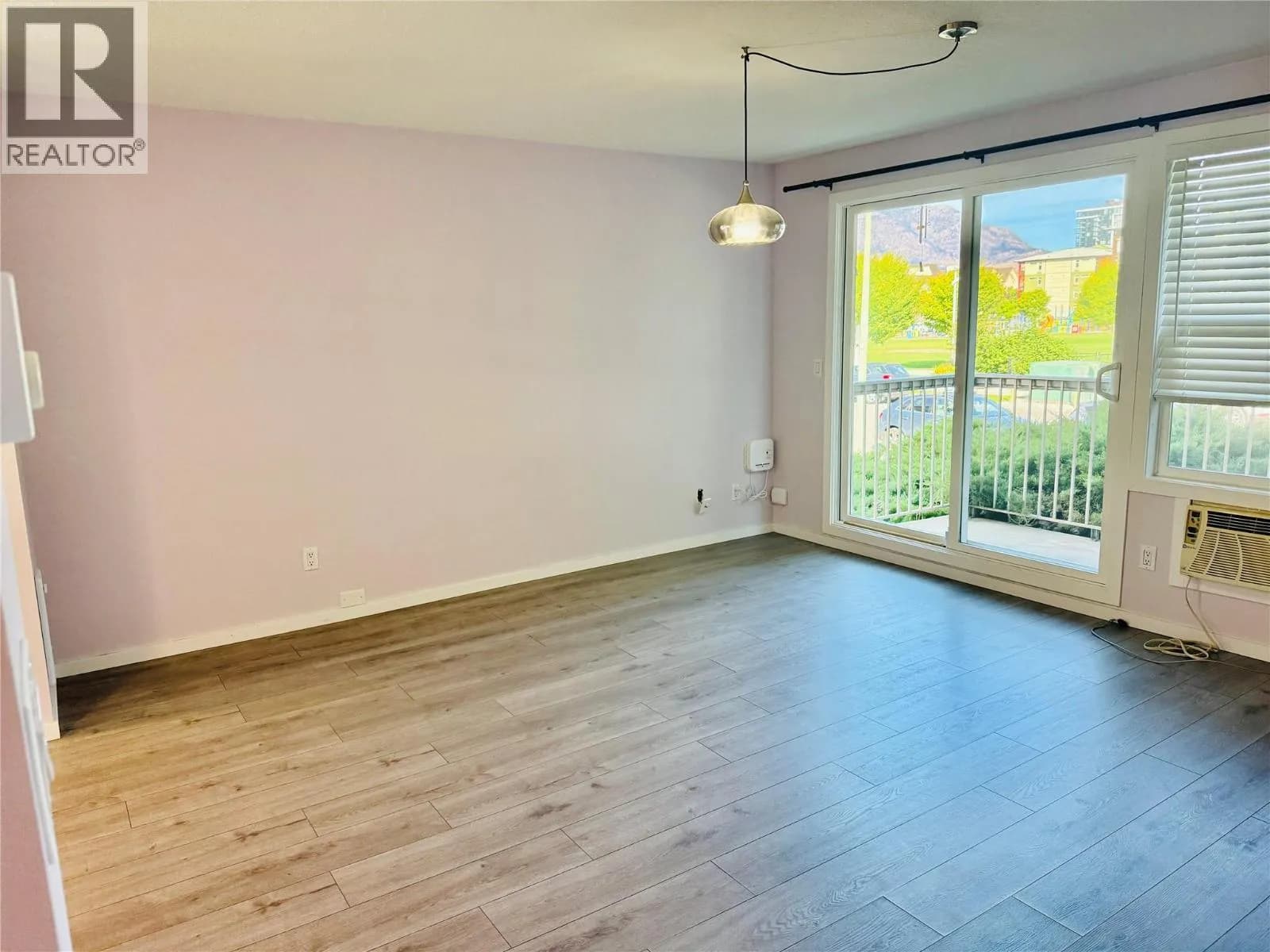 #101 625 Rowcliffe Avenue, Kelowna, BC photo 4