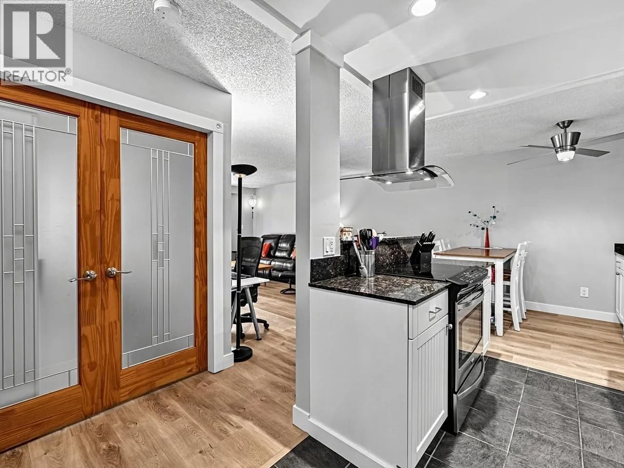 #102 410 AGNES STREET, New Westminster, BC photo 2