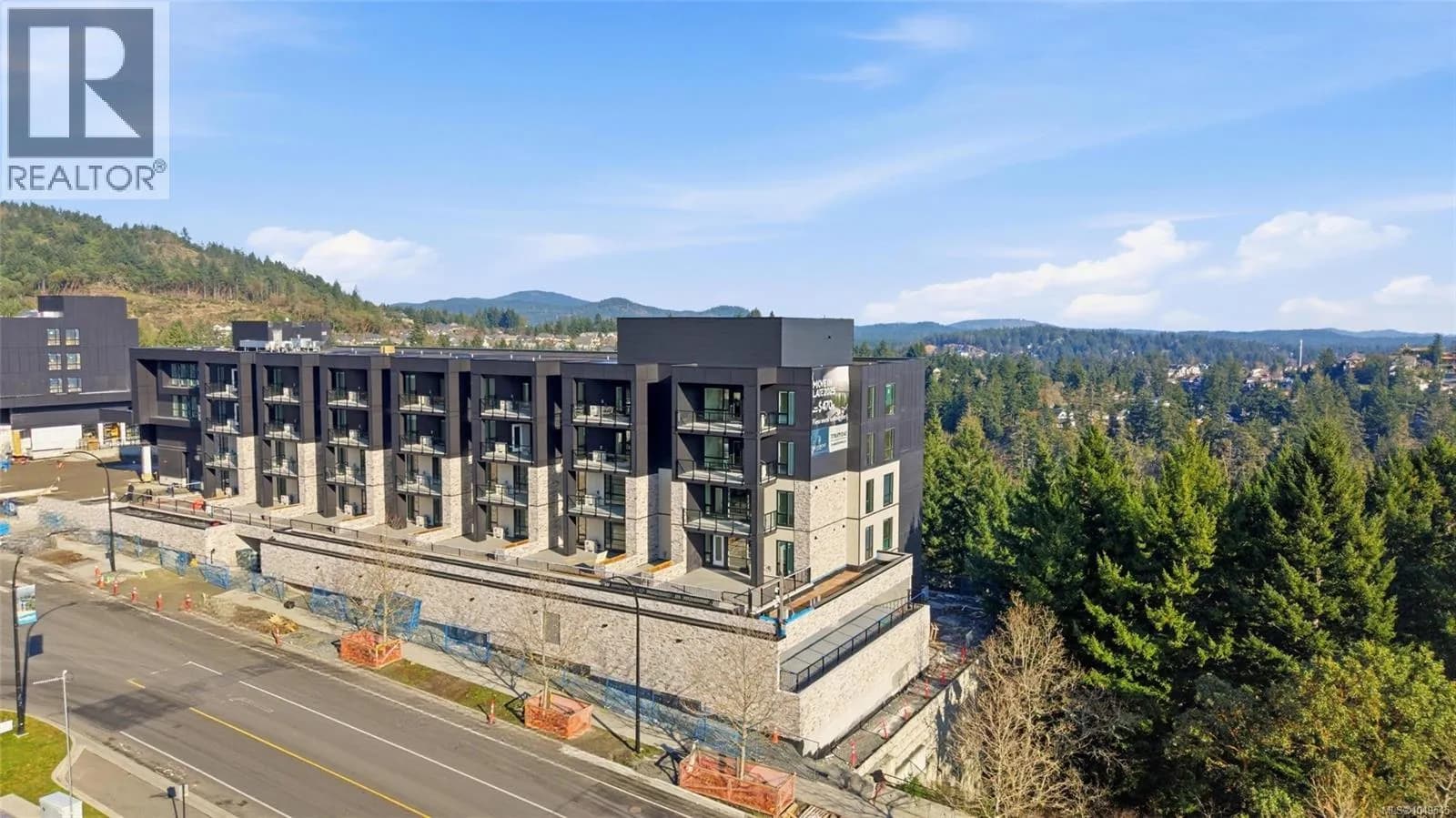#601 2337 Bear Mountain Pkwy, Langford, BC photo 2