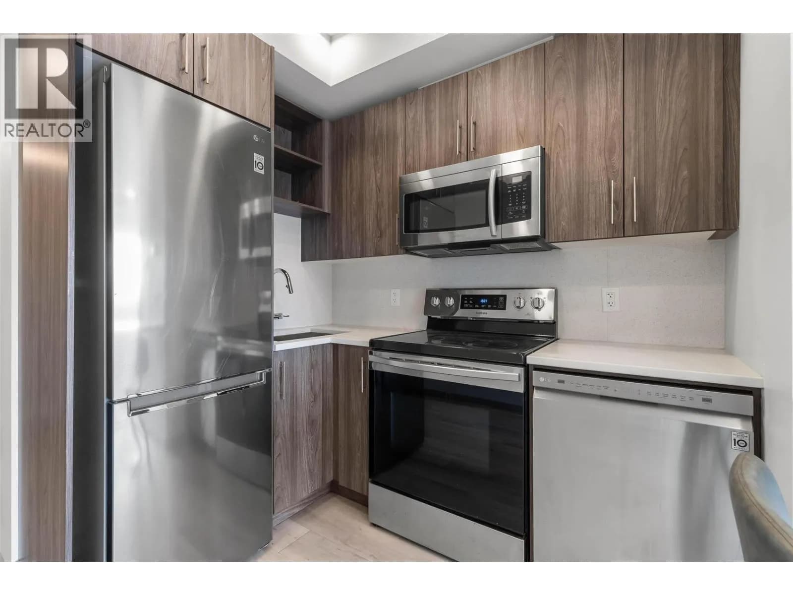 #PH8 345 Dougall Road N, Kelowna, BC photo 3