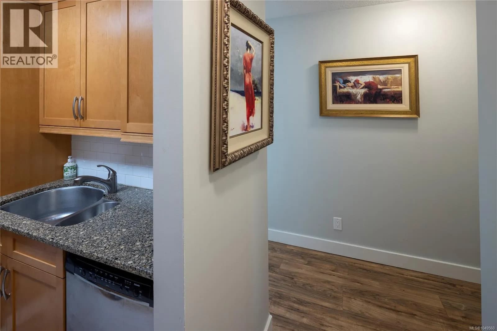 #402 1157 Fairfield Rd, Victoria, BC photo 3