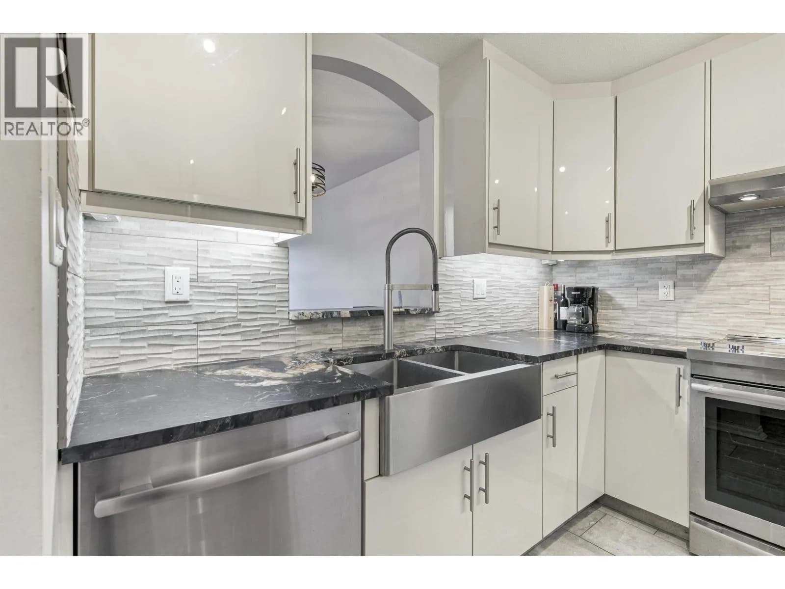 #109 5835 HAMPTON PLACE, Vancouver, BC photo 3
