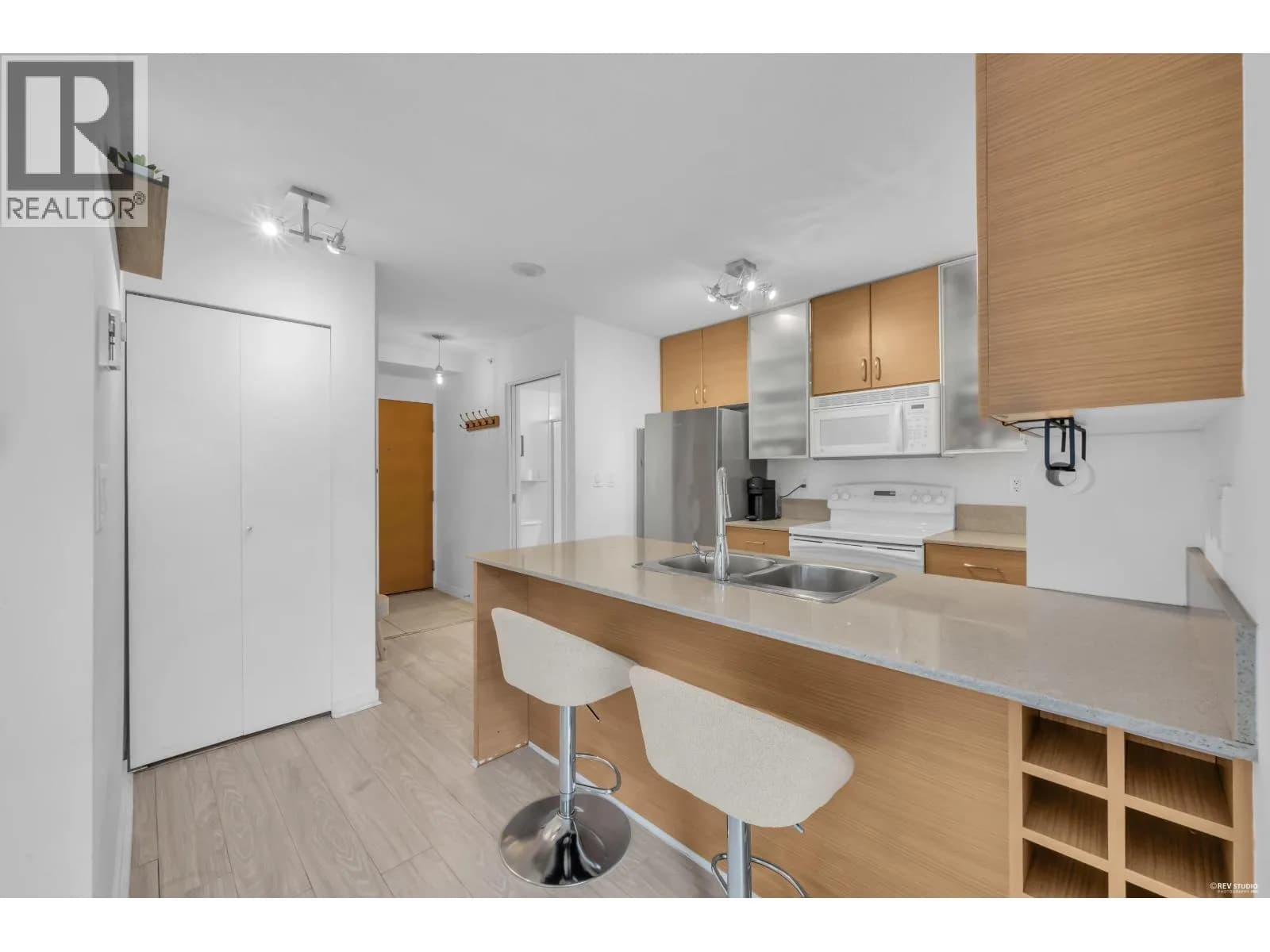 #1401 928 HOMER STREET, Vancouver, BC photo 3