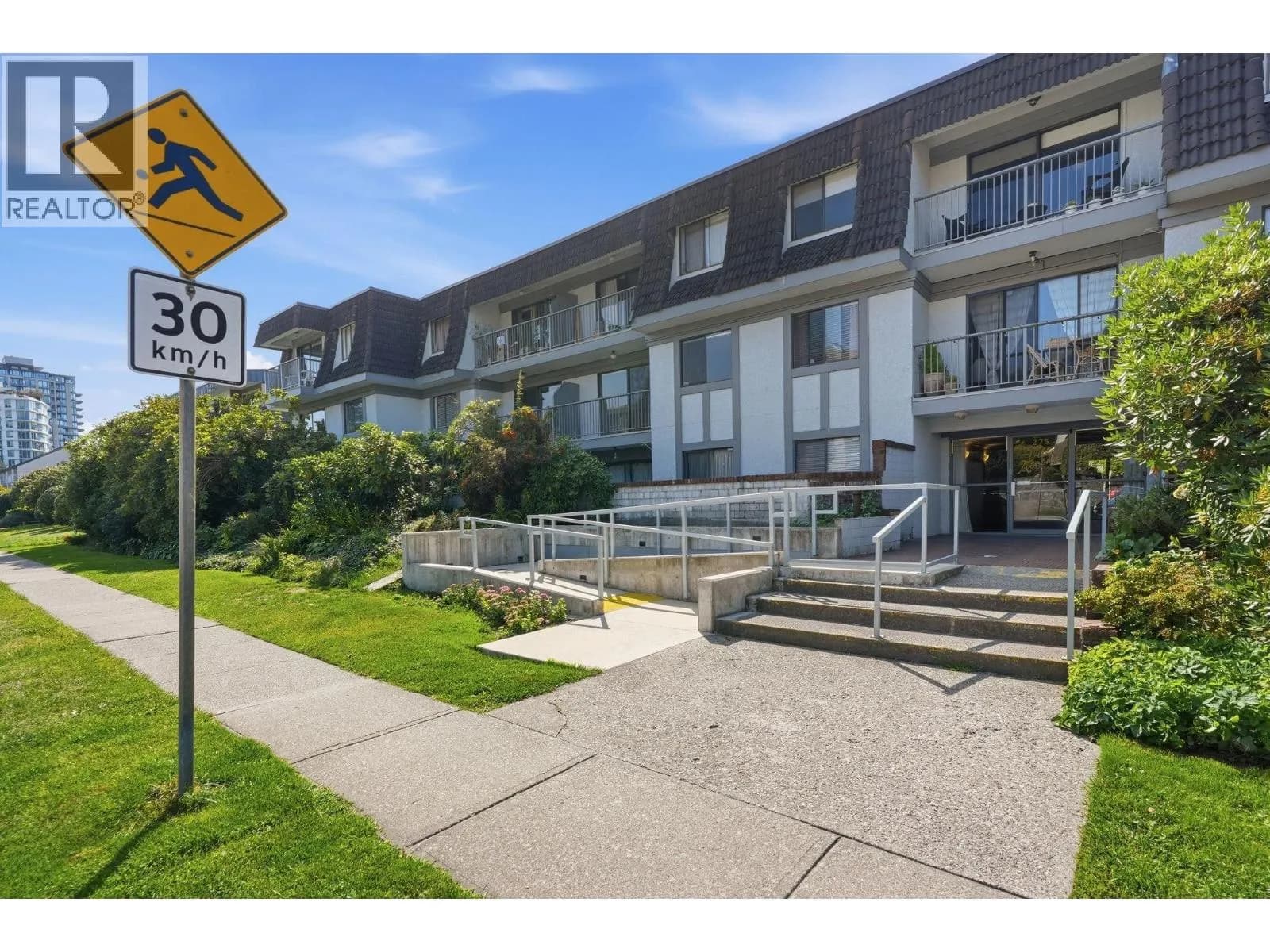 #305 275 W 2ND STREET, North Vancouver, BC photo 2