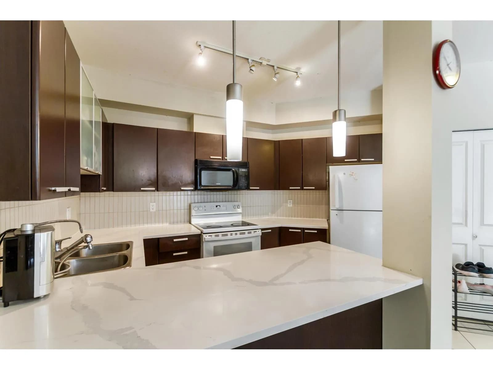 #301 10499 UNIVERSITY DRIVE, Surrey, BC photo 3