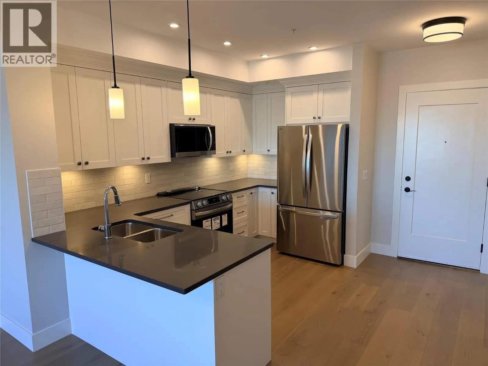 #101 2171 Van Horne Drive, Kamloops, BC photo 3