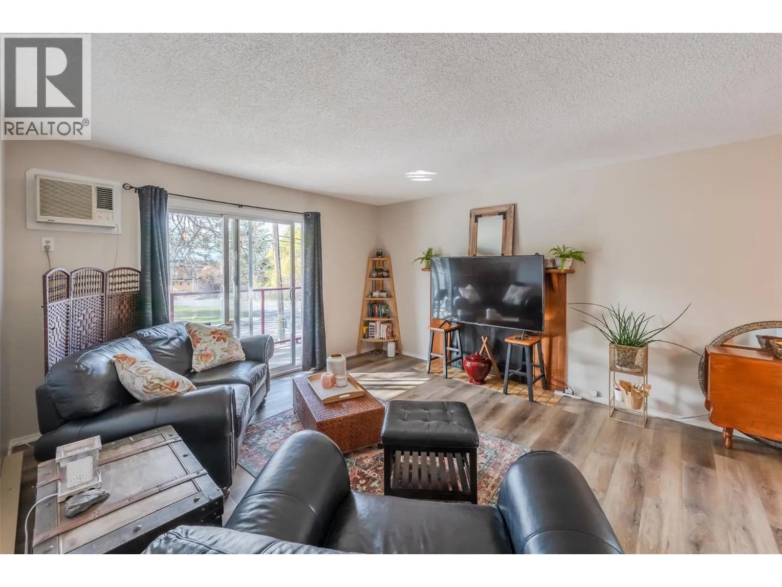 #303 110 Skaha Place, Penticton, BC photo 3