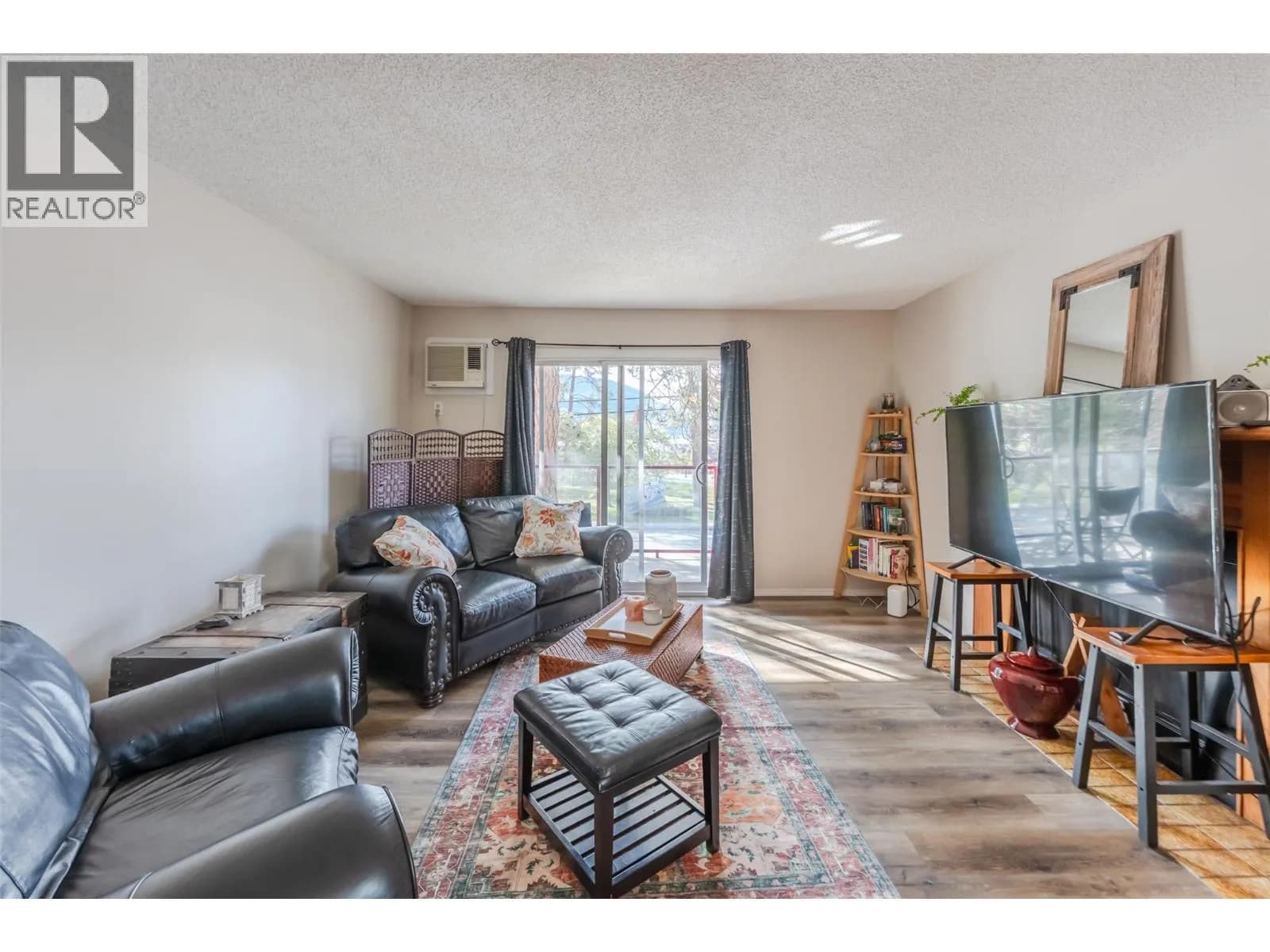 #303 110 Skaha Place, Penticton, BC photo 4