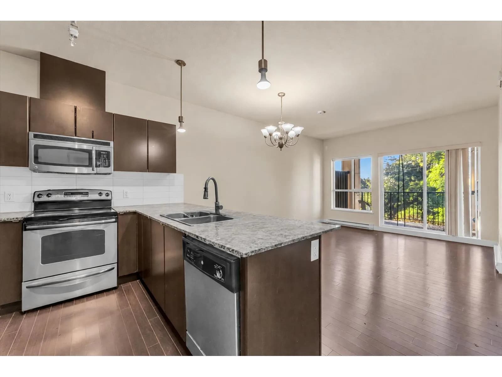 #409 9655 KING GEORGE BOULEVARD, Surrey, BC photo 2