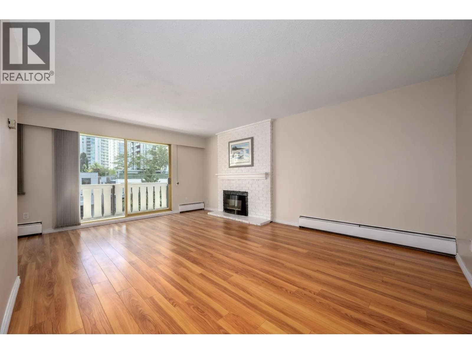 #302 1345 CHESTERFIELD AVENUE, North Vancouver, BC photo 2
