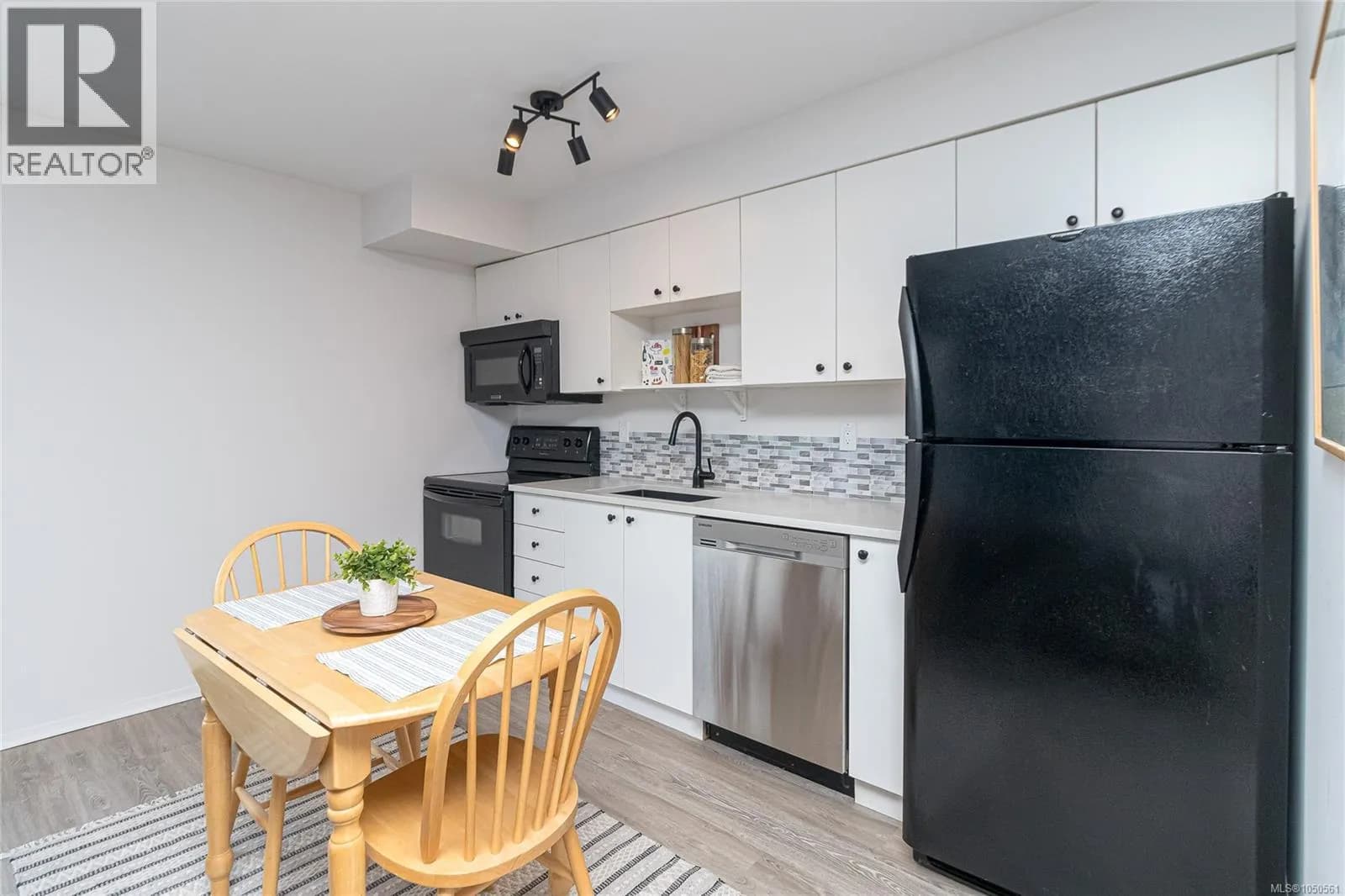 #303 932 Johnson St, Victoria, BC photo 4