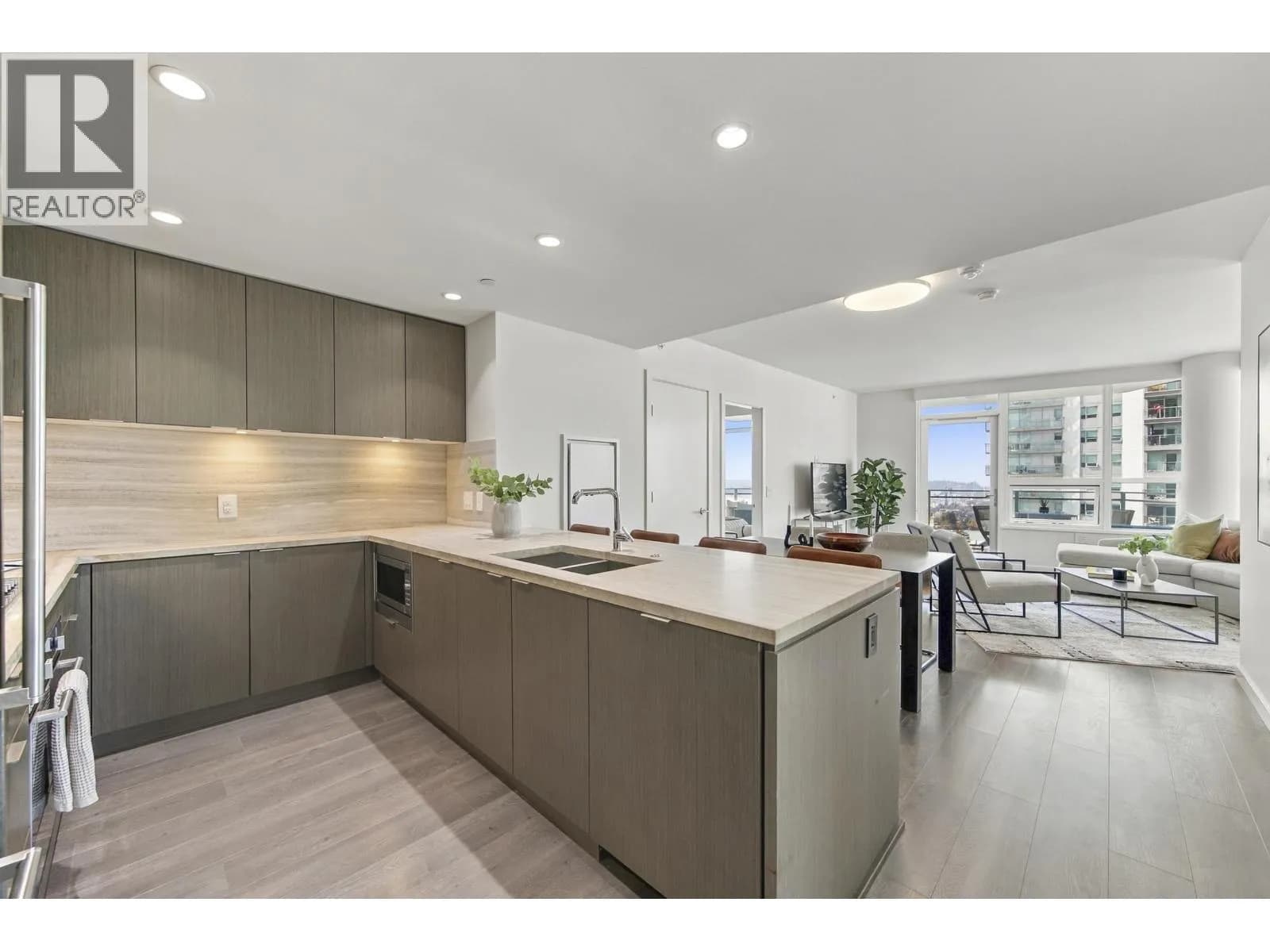 #907 112 E 13TH STREET, North Vancouver, BC photo 2
