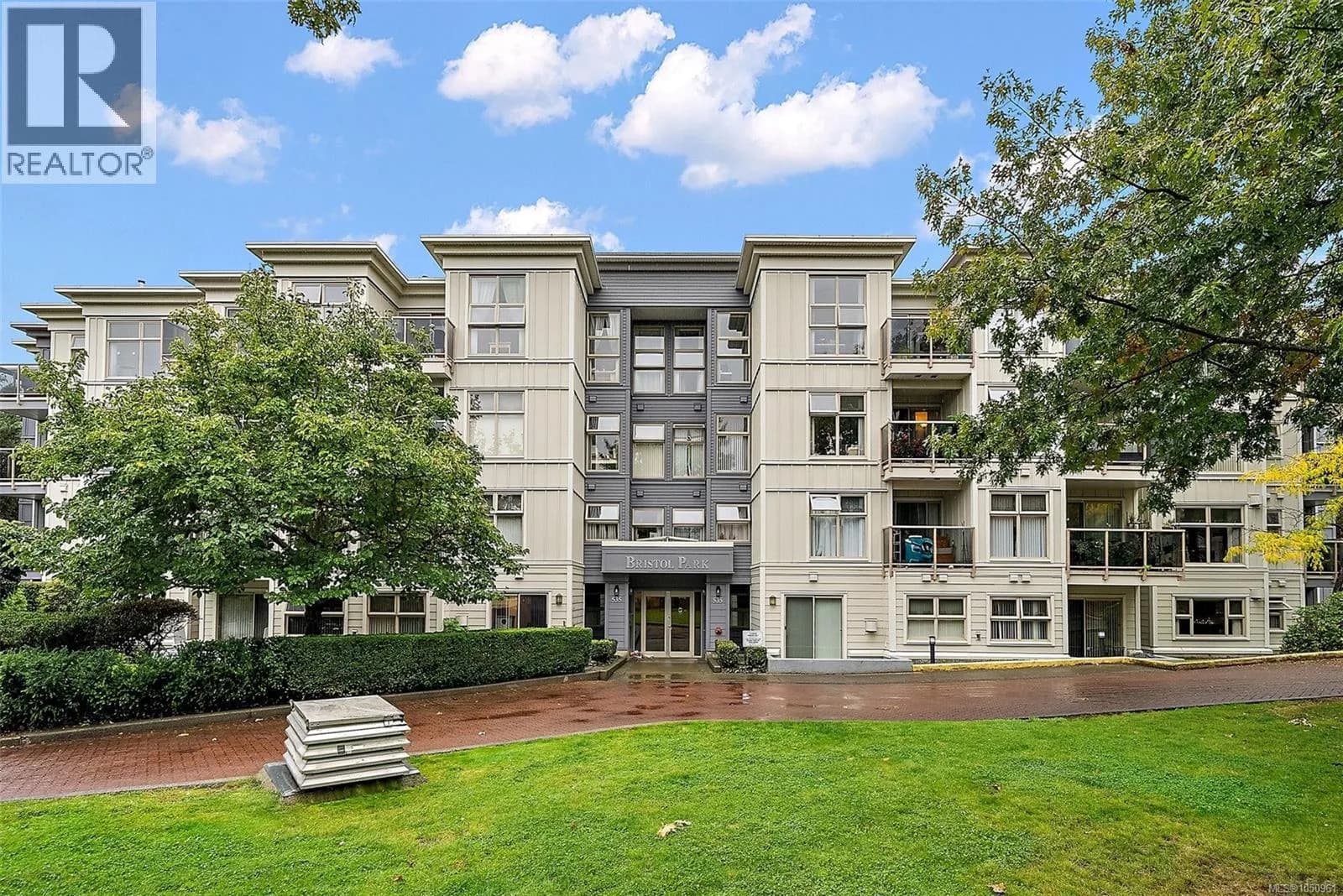 #304 535 Manchester Rd, Victoria, BC photo 2